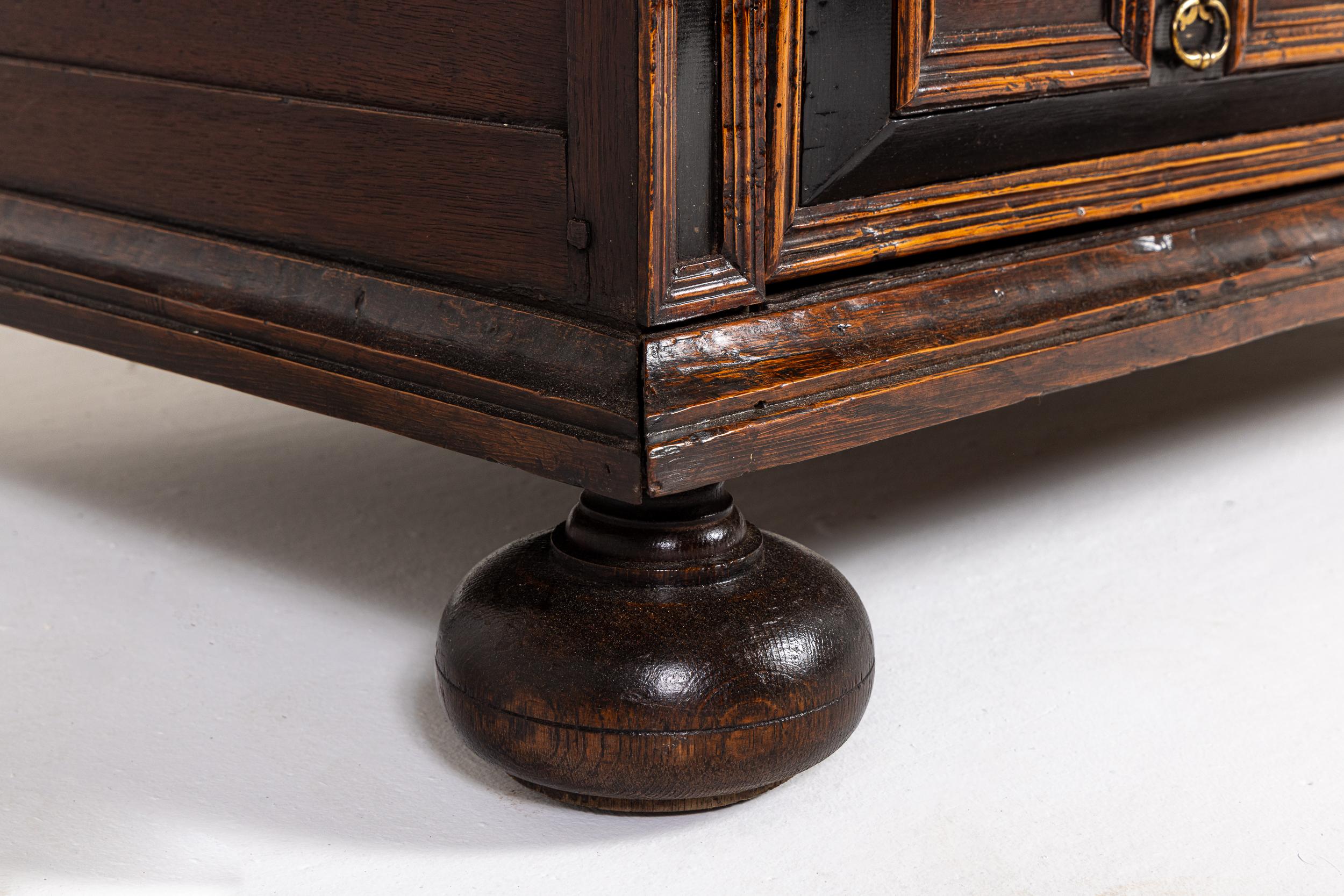 Cassettiera inglese del XVII secolo in Oak e Noce in vendita 1