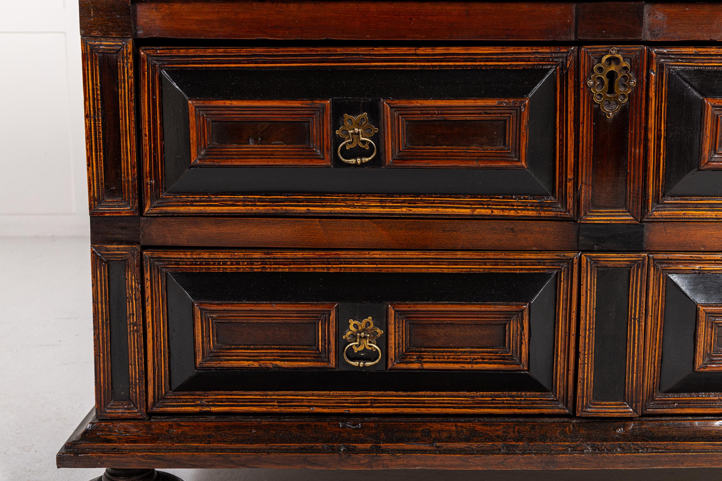 Cassettiera inglese del XVII secolo in Oak e Noce in vendita 2
