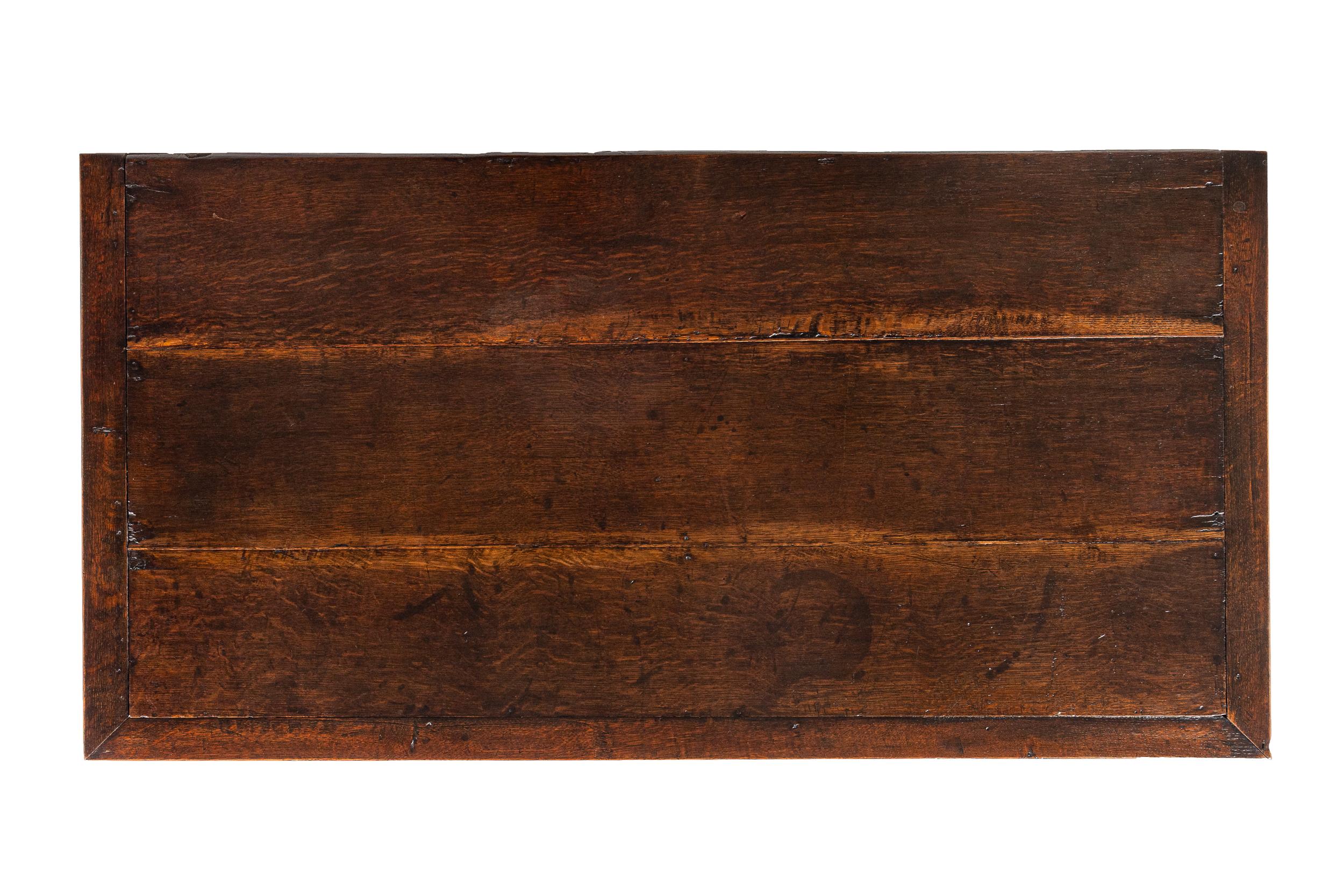 Cassettiera inglese del XVII secolo in Oak e Noce in vendita 3