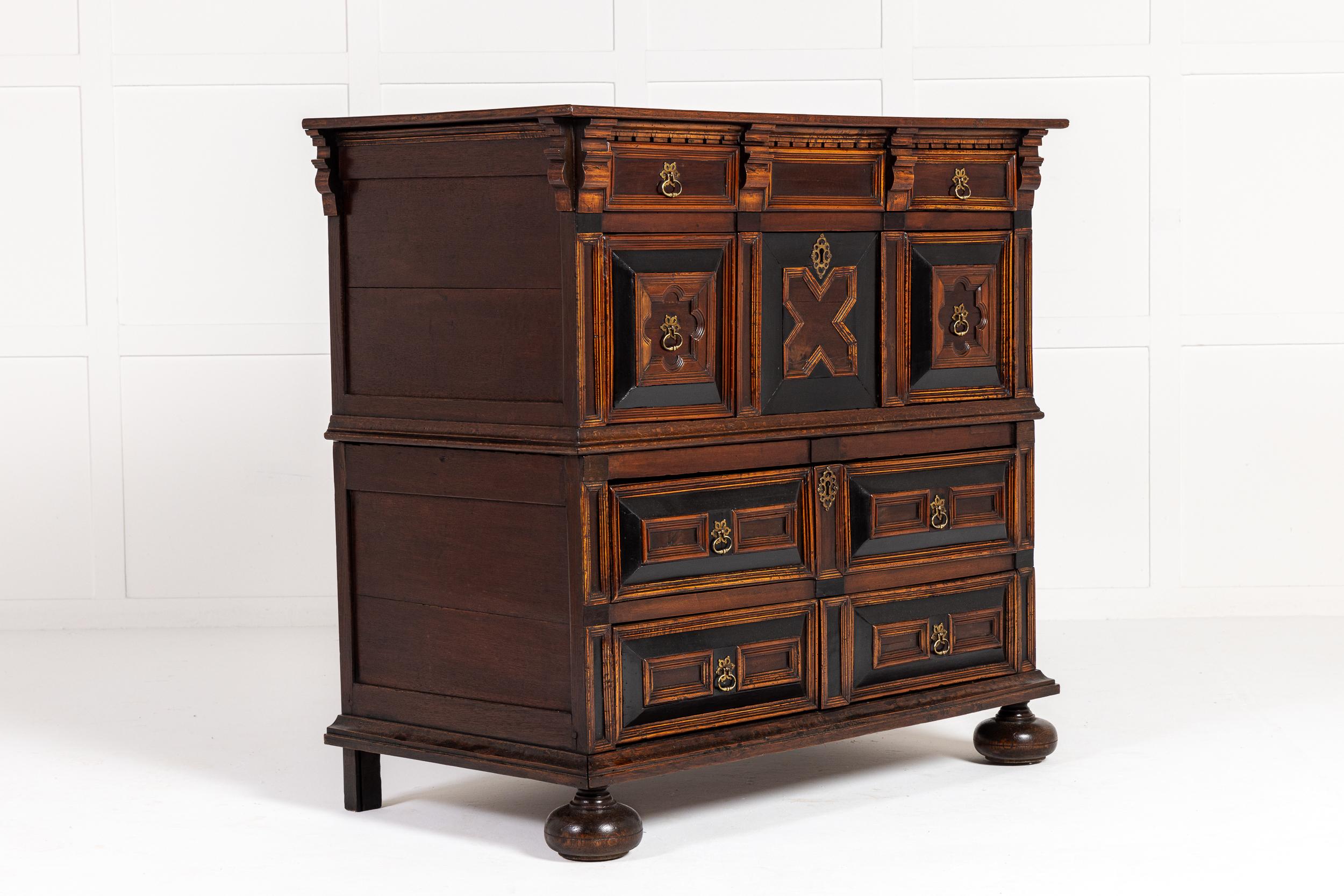 Cassettiera inglese del XVII secolo in Oak e Noce in vendita 4