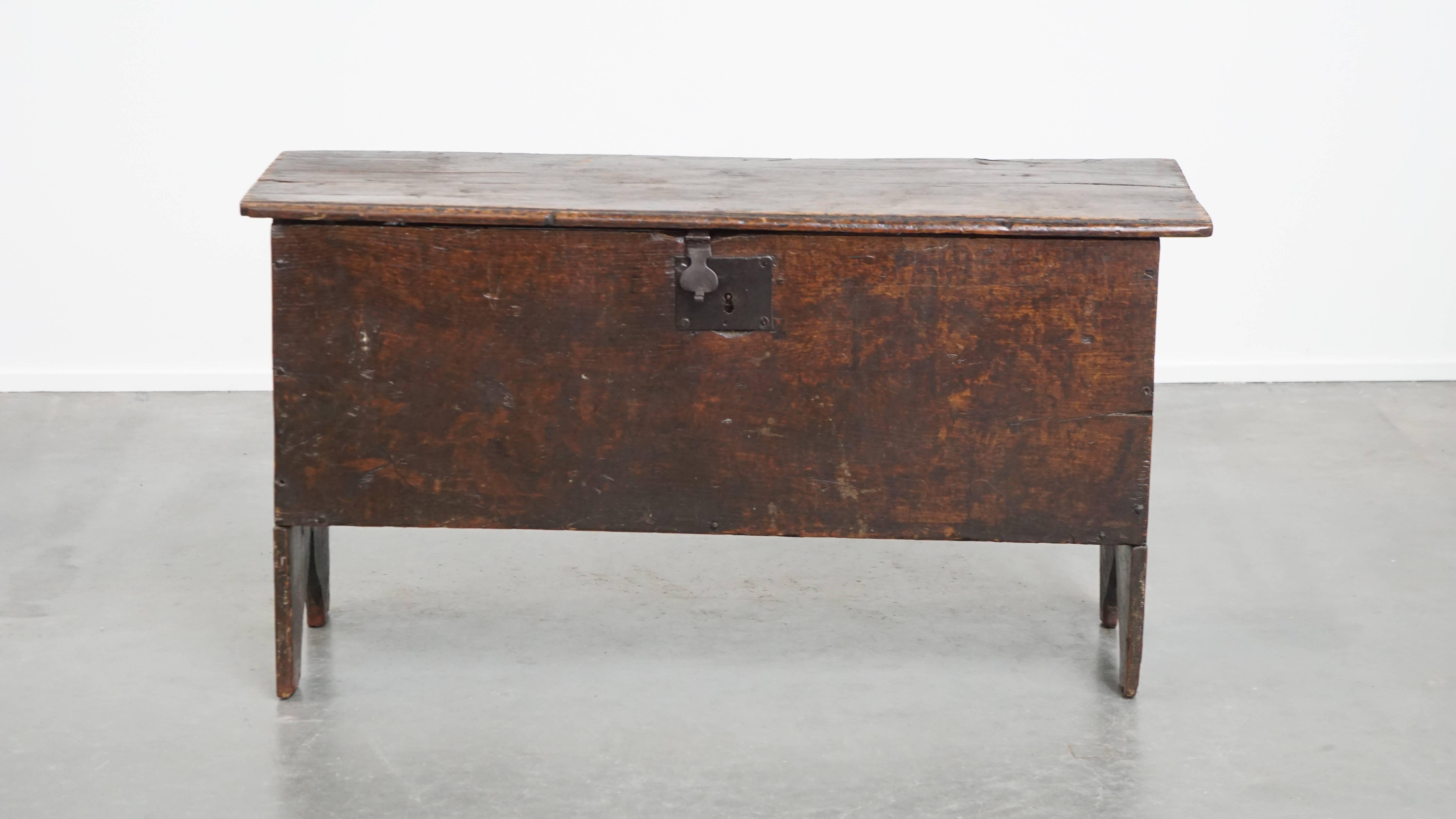 Qui viene offerto questo antico cassettone in quercia inglese del XVII secolo, ricco di dettagli belli e originali.

Questa splendida cassapanca inglese in quercia risale al XVII secolo ed è ricca di affascinanti caratteristiche originali. Si adatta