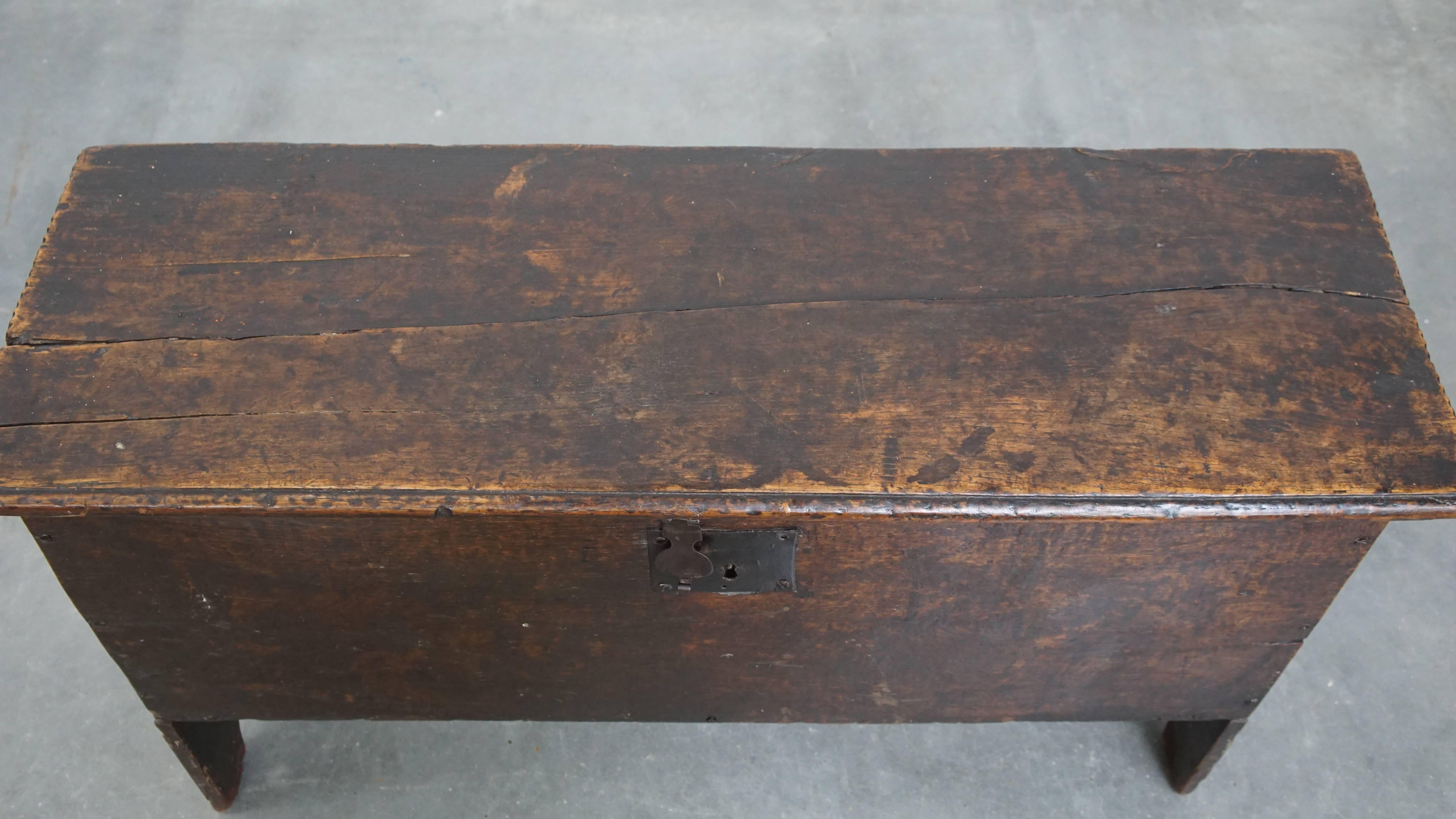 Legno Cassapanca antica in quercia inglese del XVII secolo in vendita