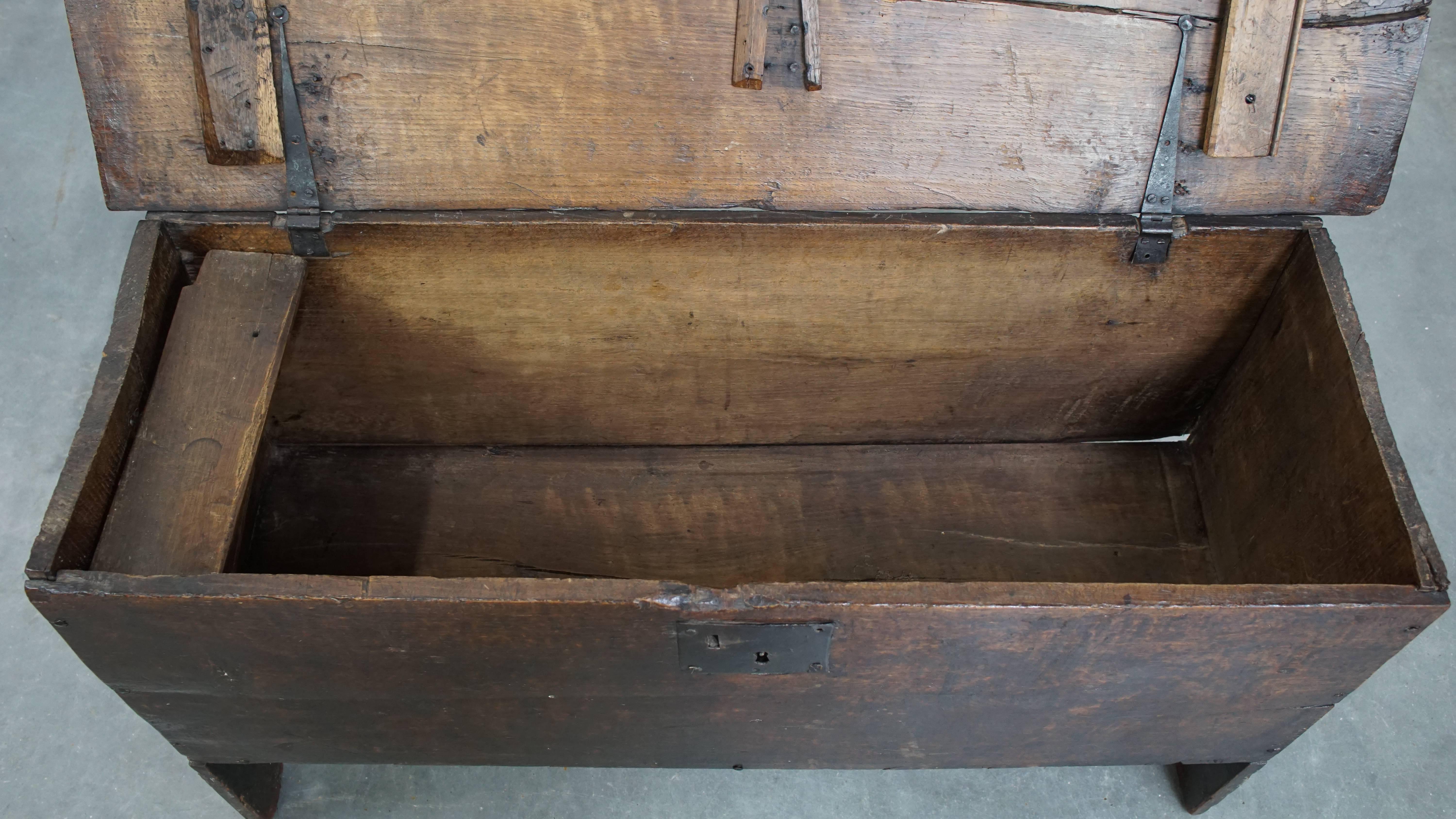 Cassapanca antica in quercia inglese del XVII secolo in vendita 1