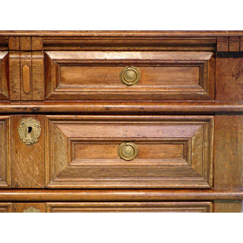 An English antique oak chest of drawers. Charles II period (1630-1685).

The drawer fronts with walnut inserts. The substantial moulded top has cleated ends.
Containing four full-length pull-out drawers, the top drawer fitted with divisions, and