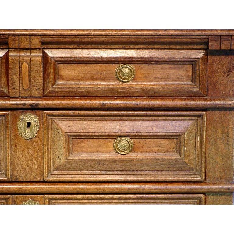An English oak and walnut chest of drawers. Charles II period (1630-1685).

The drawer fronts with walnut inserts of super colour. The substantial moulded top has cleated ends.
Containing four full-length pull-out drawers, the top drawer fitted with