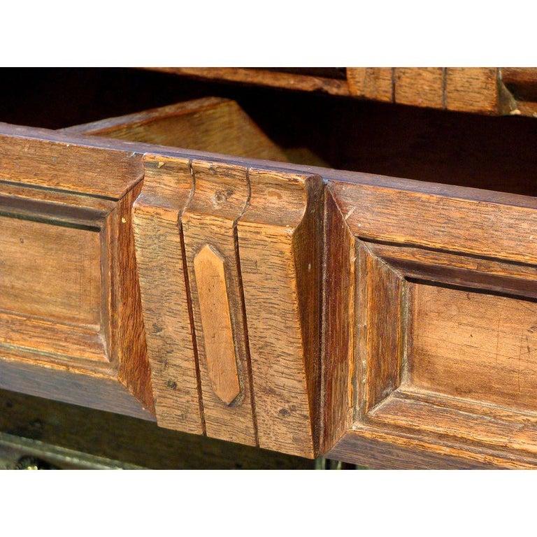 17th Century English Oak And Walnut Chest In Good Condition For Sale In Lymington, GB