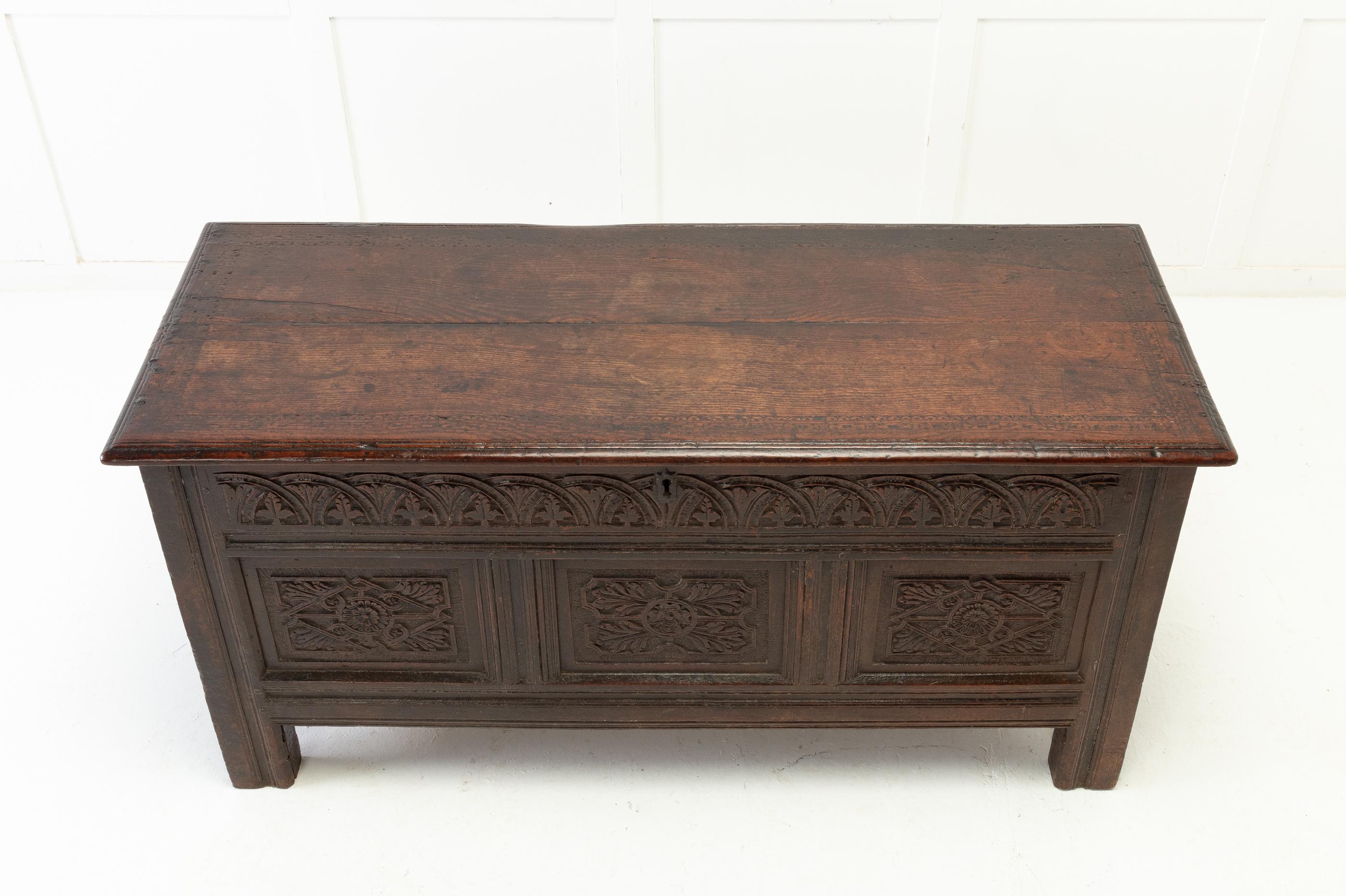 17th Century English Oak Coffer In Good Condition In Gloucestershire, GB