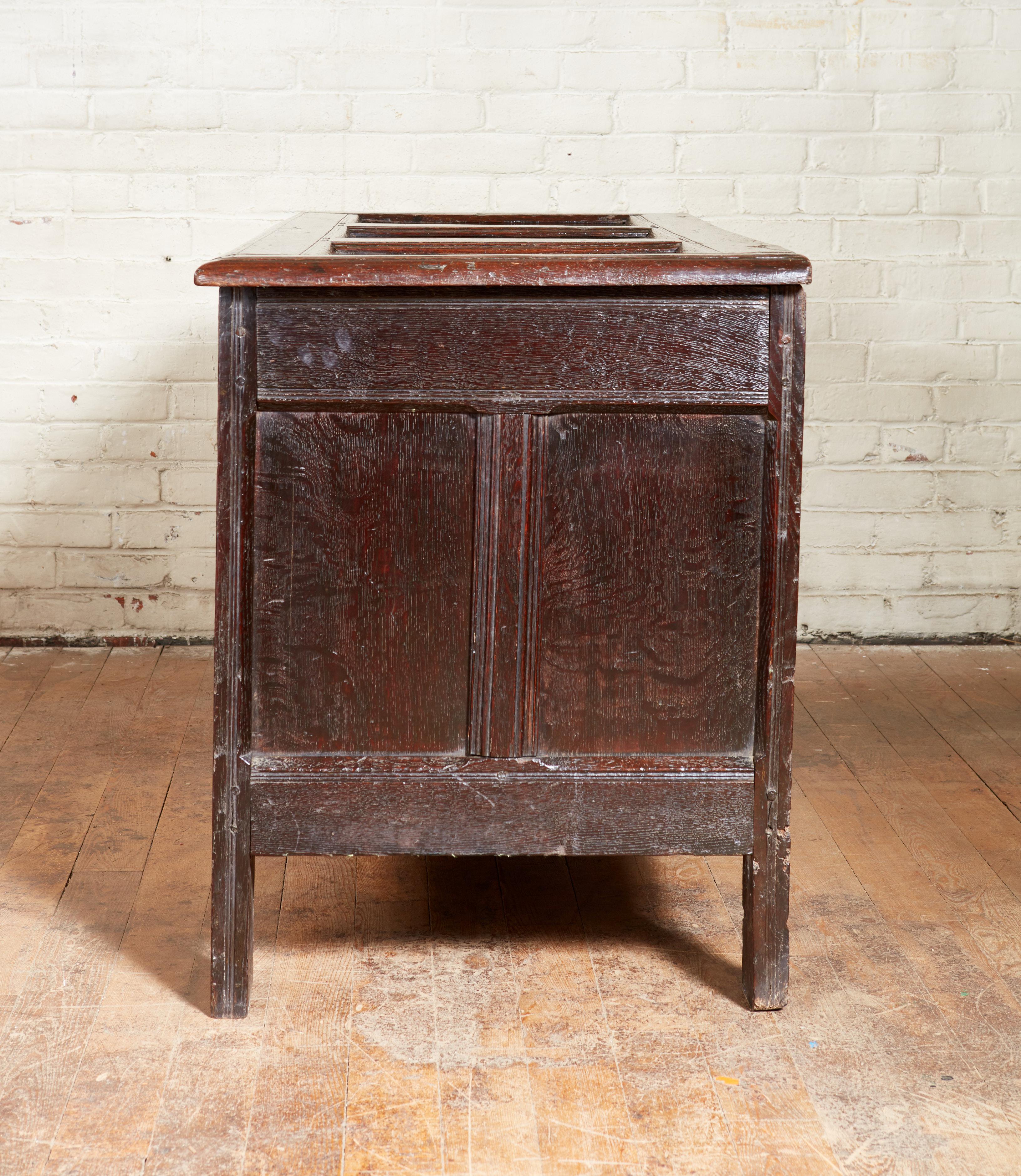 17th Century English Oak Coffer In Good Condition In Greenwich, CT