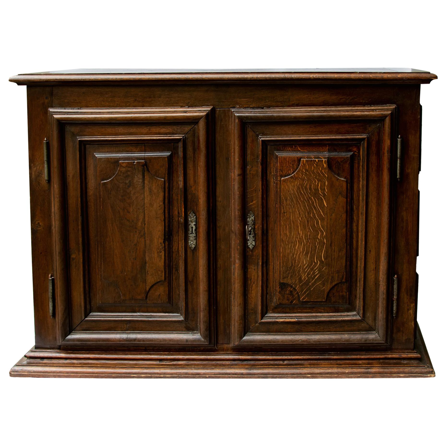 Armoire anglaise en Oak du 17ème siècle