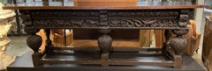 Credenza o tavolo da portata in legno di Oak inglese del XVII secolo pesantemente intagliato