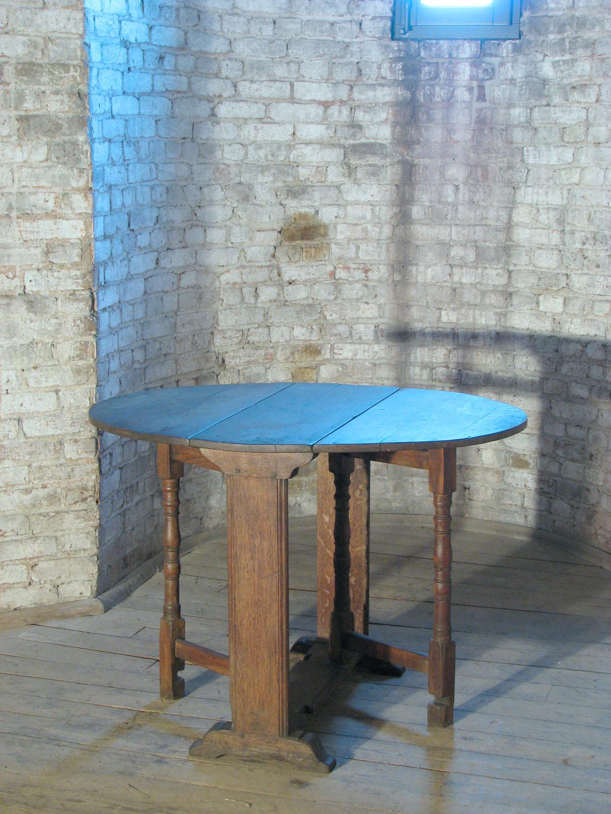 17th Century English Oak Oval Dropleaf / Gateleg Table For Sale 4