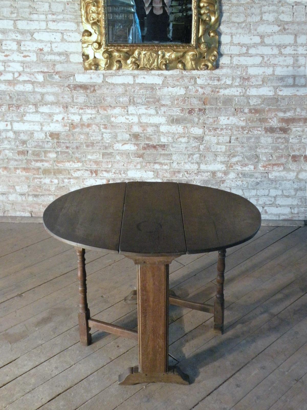 Well proportioned and versatile English Oak Dropleaf / Gateleg Table of oval form. Suited for various functions, it can be used as small wall-console, narrow end table or, with both leaves open, as end or center table. The top is supported by