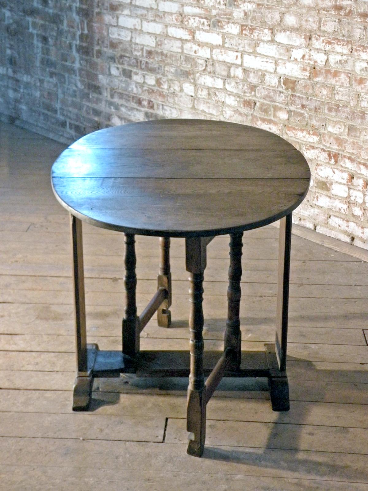 17th Century English Oak Oval Dropleaf / Gateleg Table In Good Condition For Sale In Troy, NY
