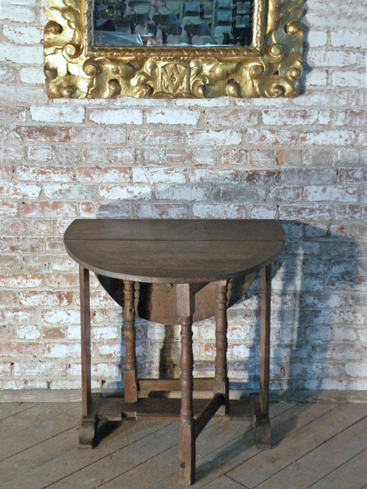18th Century and Earlier 17th Century English Oak Oval Dropleaf / Gateleg Table For Sale