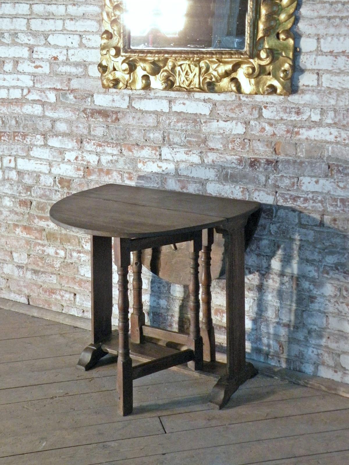 17th Century English Oak Oval Dropleaf / Gateleg Table For Sale 1