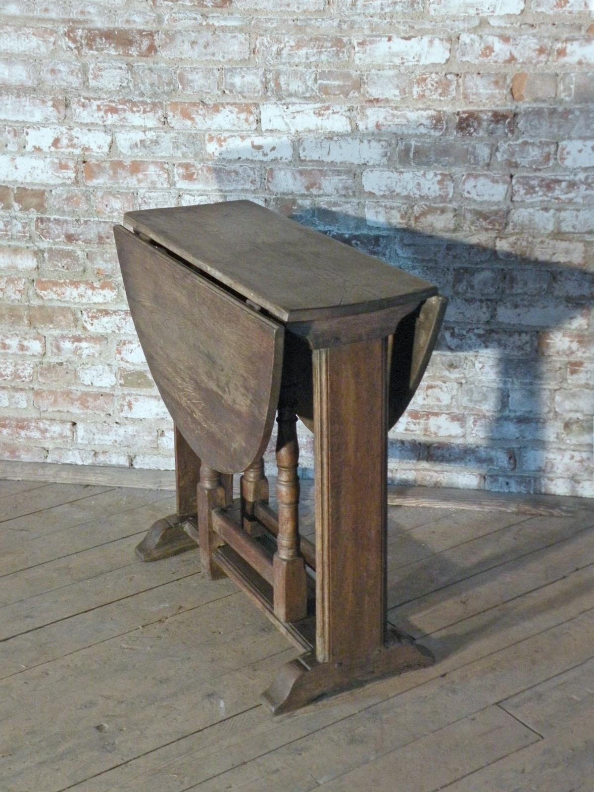 17th Century English Oak Oval Dropleaf / Gateleg Table For Sale 2