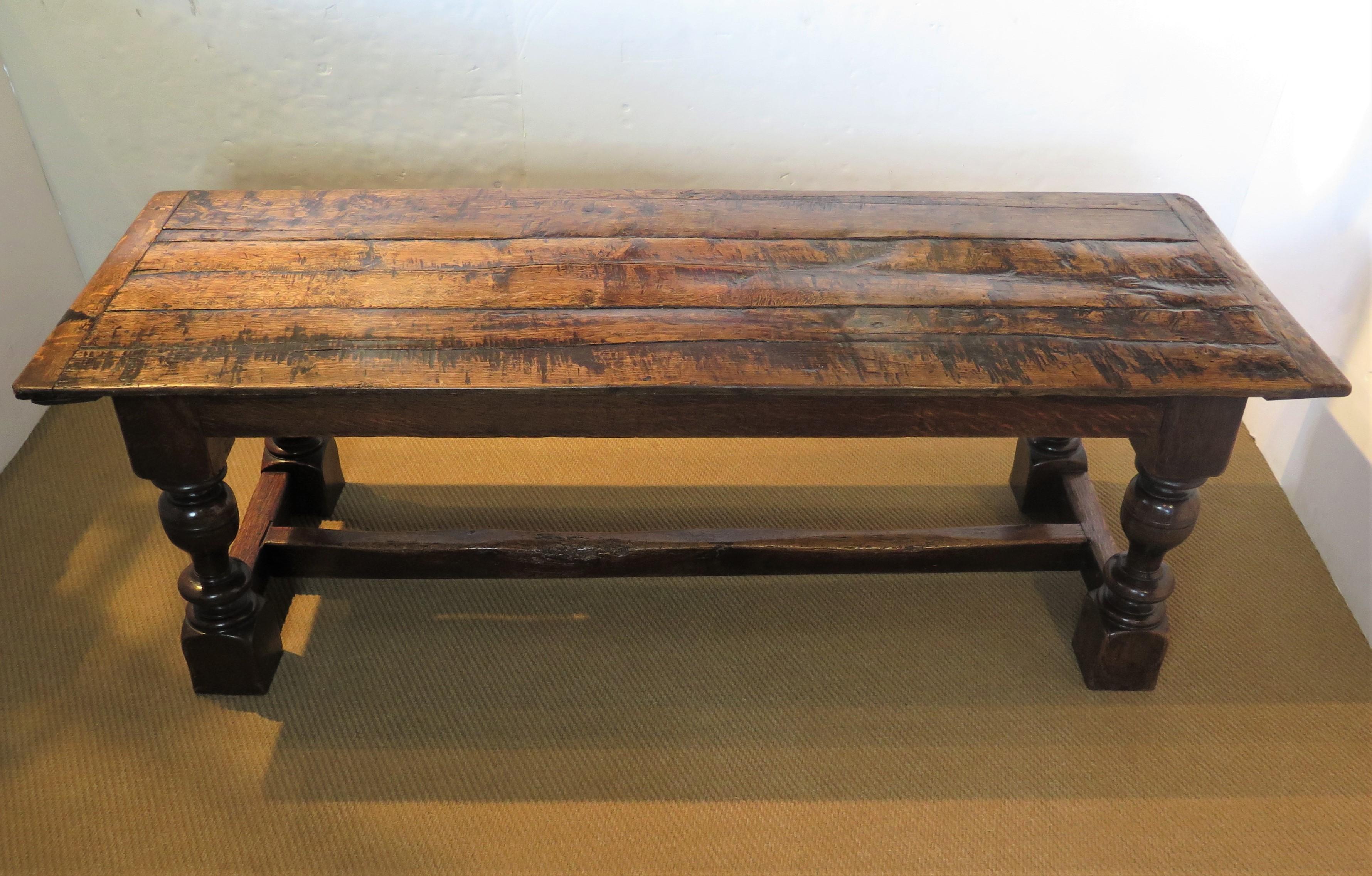 TABLE DE REFRACTION ou TABLE LONGUE EN CHÊNE ANGLAIS, plateau à trois (3) planches, pieds tournés, traverse en 
