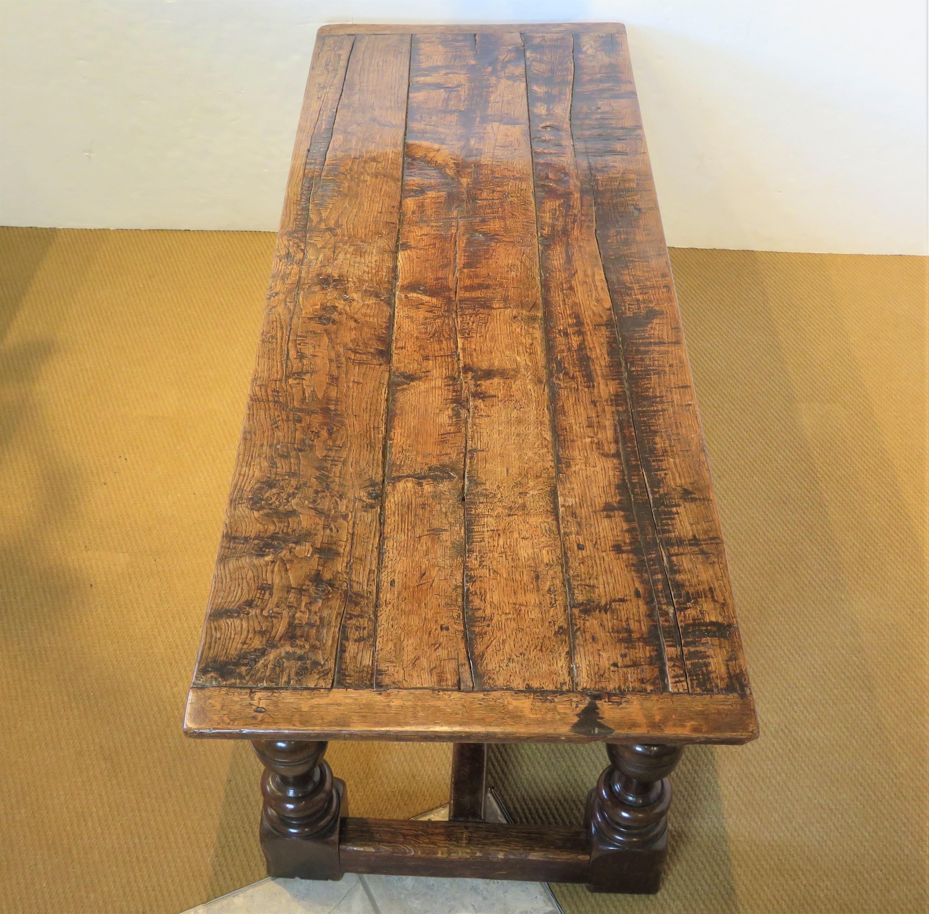 Sculpté Réfectoire en chêne anglais du 17ème siècle / Table longue en vente