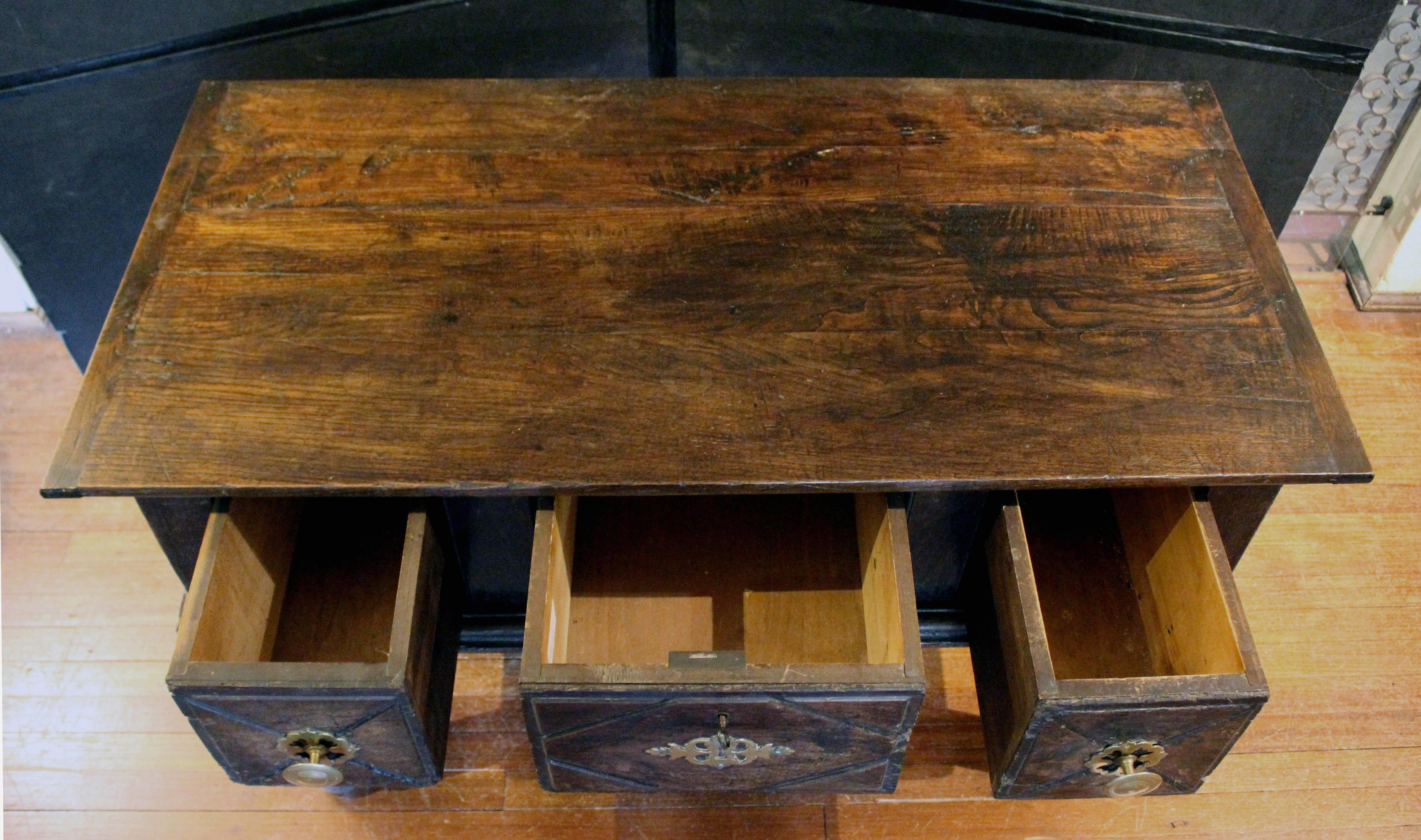 17th Century English Oak Server In Good Condition For Sale In Chapel Hill, NC