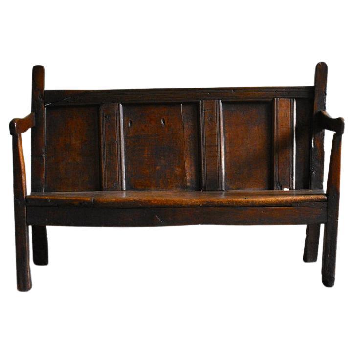 17th Century English Oak Settle in Oak