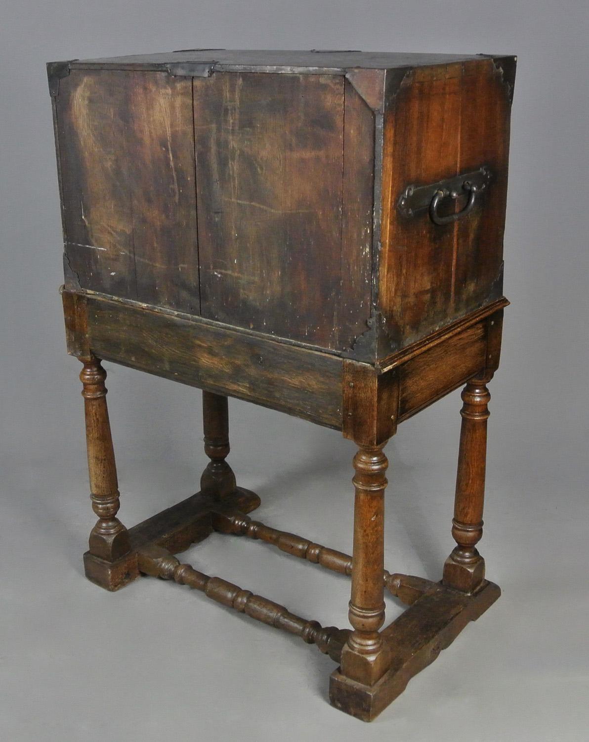 Boîte solide en chêne anglais du 17ème siècle, vers 1640 en vente 2