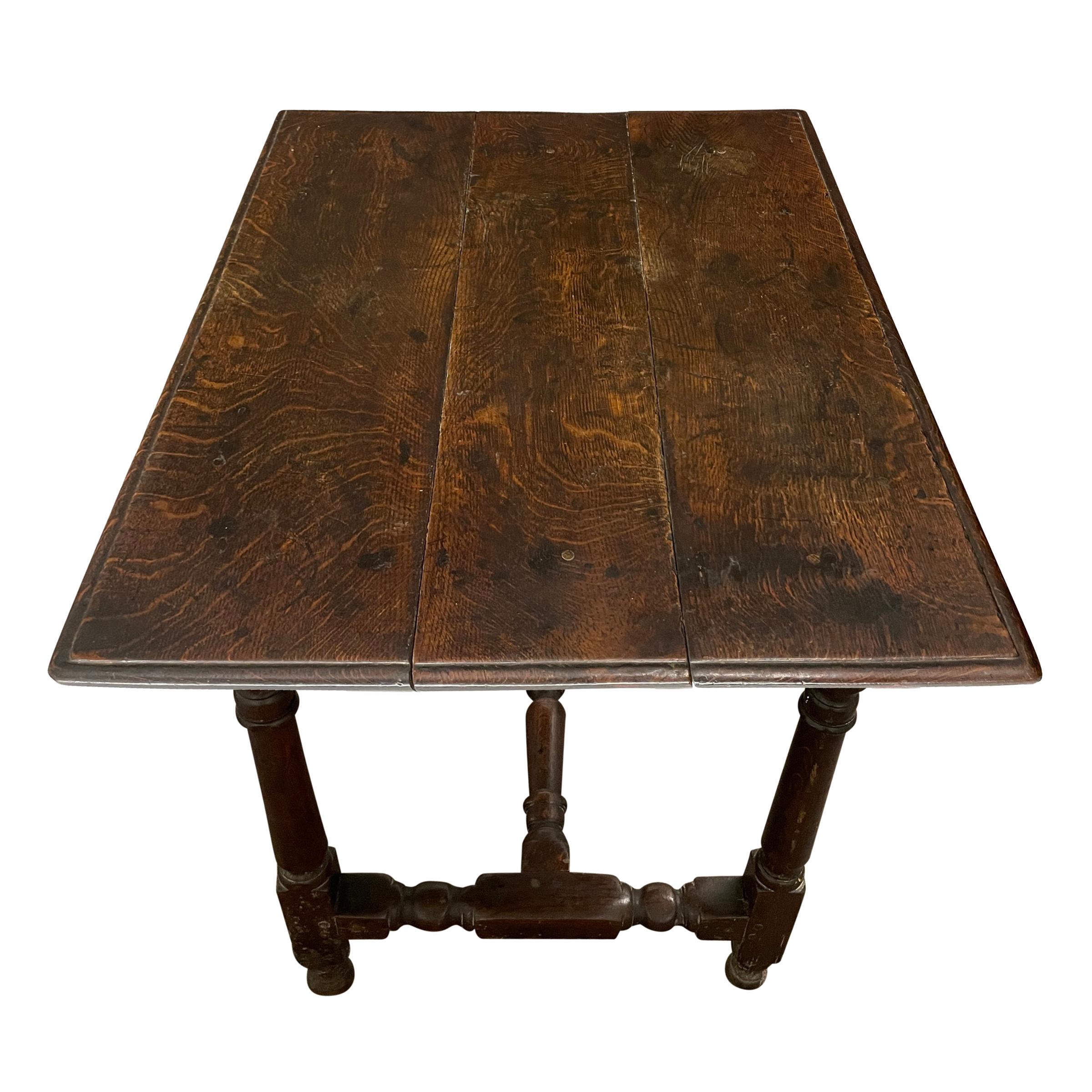 Table anglaise en chêne du XVIIe siècle Bon état - En vente à Chicago, IL