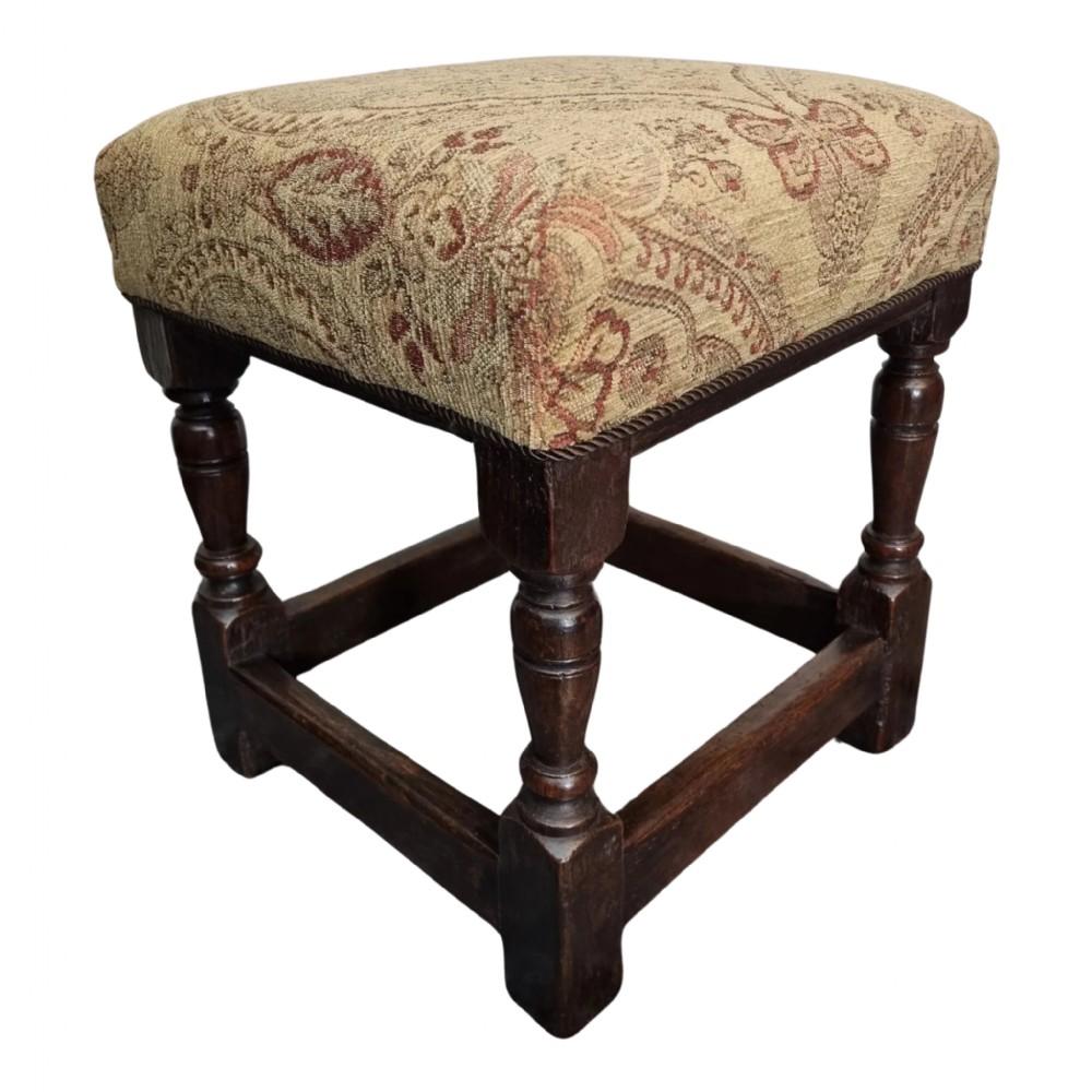 Gepolsterter Hocker aus englischer Eiche aus dem 17. Jahrhundert, um 1680. Der Hocker hat eine satte, warme Farbe und Patina. 

Der Hocker bleibt voll funktionsfähig und kann ohne Sorge um die Stabilität verwendet werden. Der Sitz wurde fachgerecht