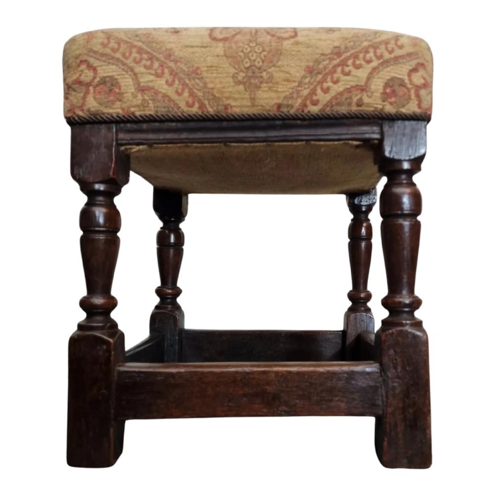 Gepolsterter englischer Eichenholzhocker aus dem 17. Jahrhundert, um 1680 (Charles II.) im Angebot