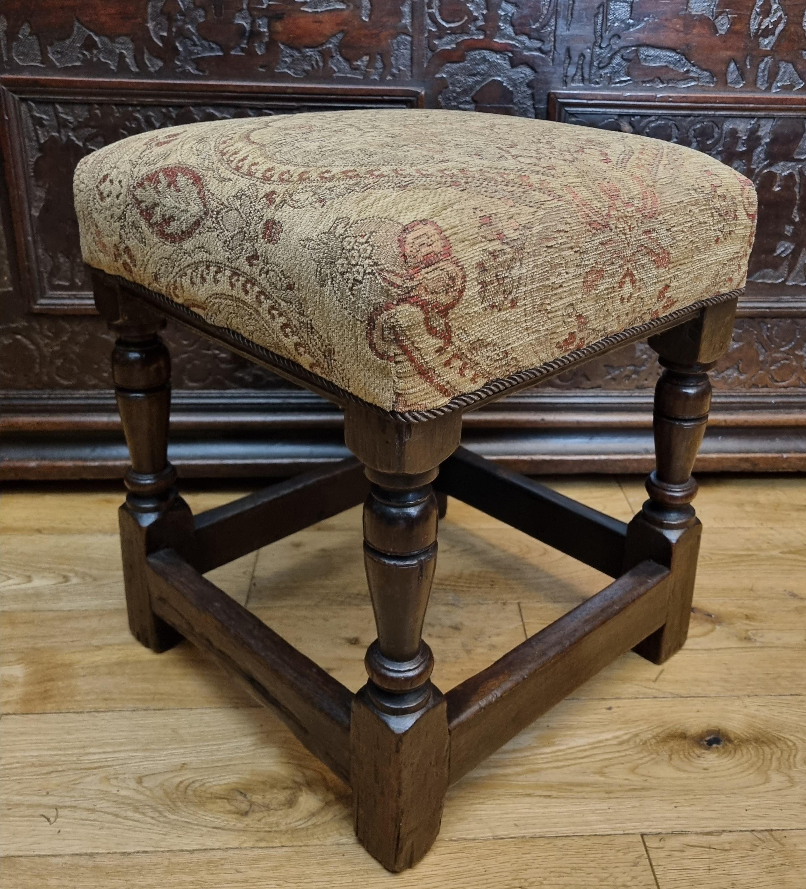 Gepolsterter englischer Eichenholzhocker aus dem 17. Jahrhundert, um 1680 (Britisch) im Angebot