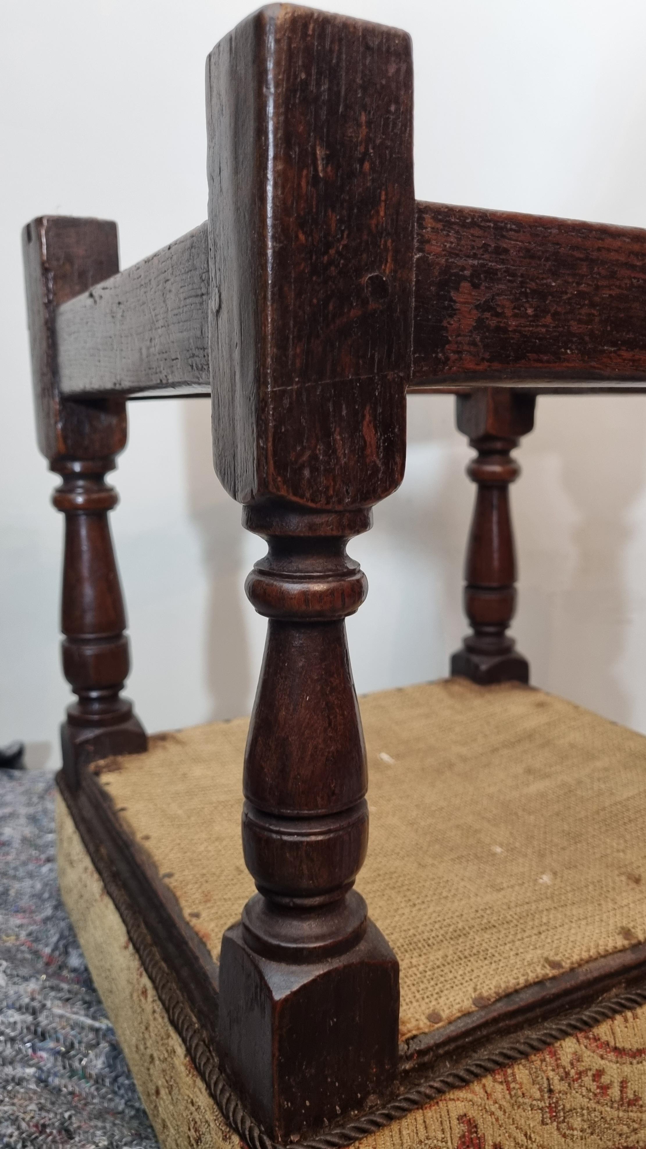 Gepolsterter englischer Eichenholzhocker aus dem 17. Jahrhundert, um 1680 (18. Jahrhundert und früher) im Angebot