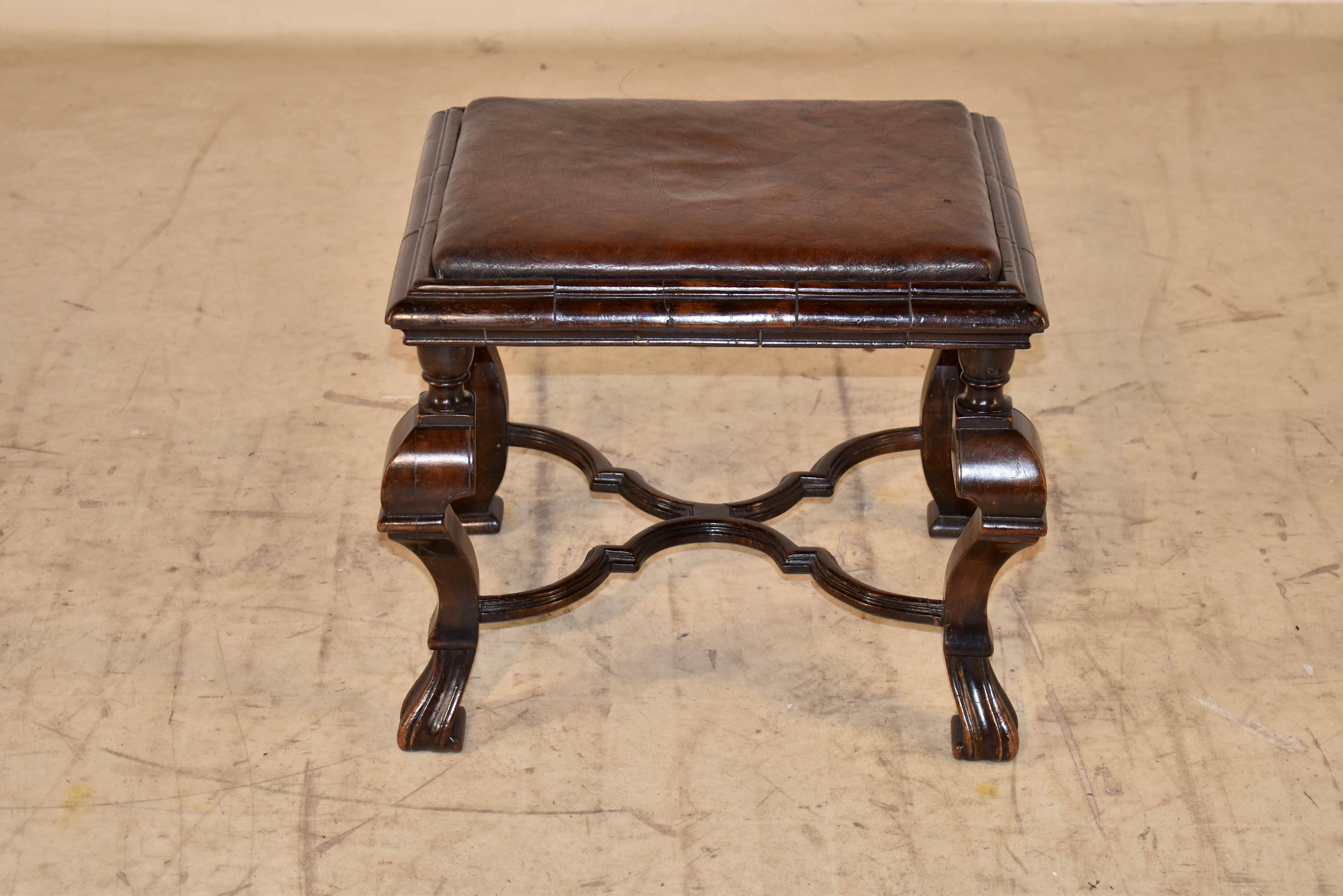 Englischer Nussbaumhocker aus dem 17. (Queen Anne) im Angebot
