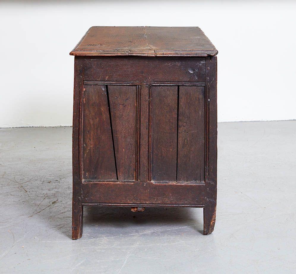 17. Jahrhundert Englisch Zwei Panel Coffer im Angebot 4