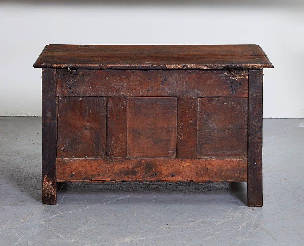 17. Jahrhundert Englisch Zwei Panel Coffer im Angebot 6
