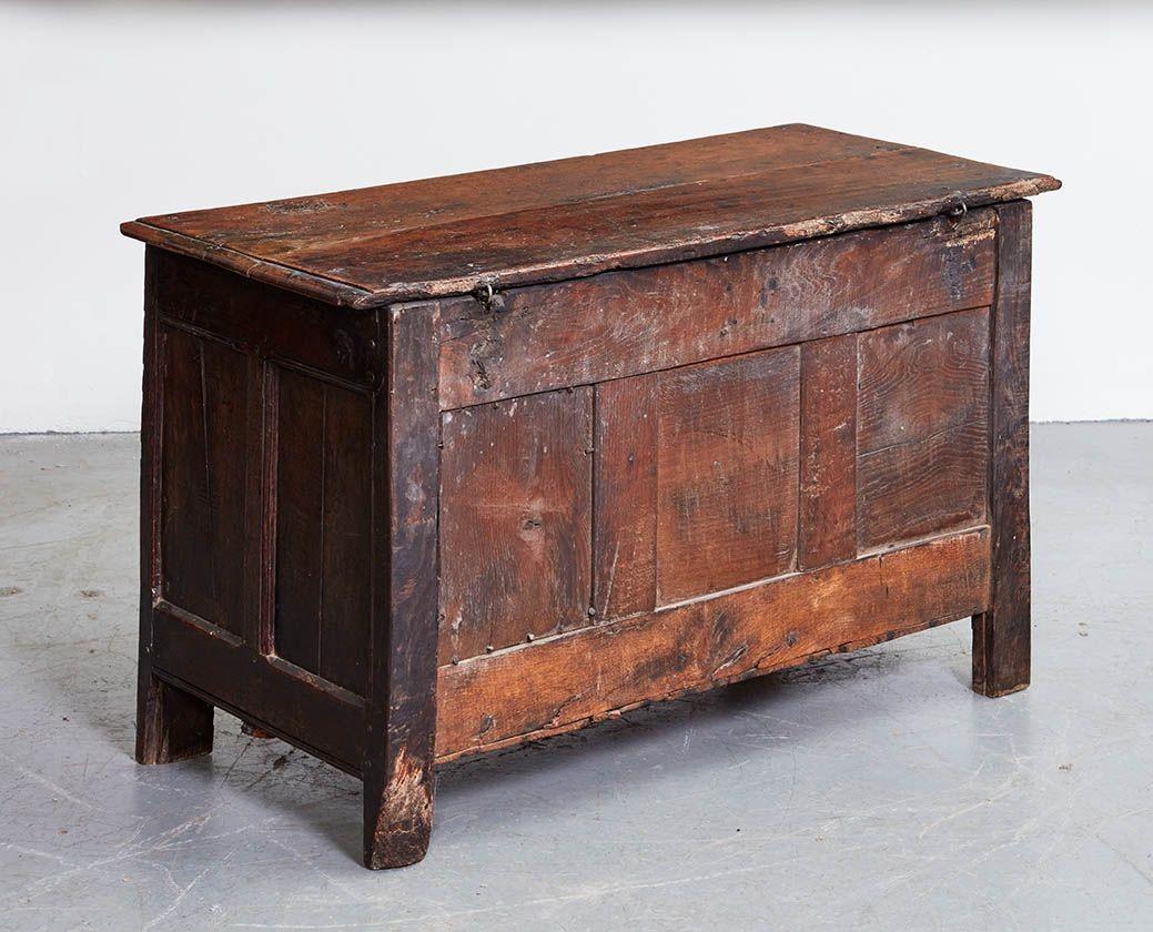 17. Jahrhundert Englisch Zwei Panel Coffer im Angebot 7