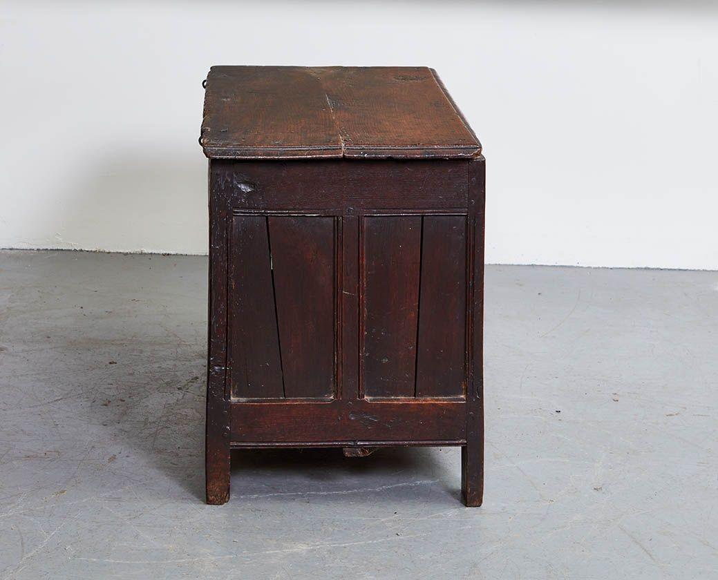 17. Jahrhundert Englisch Zwei Panel Coffer (Barock) im Angebot