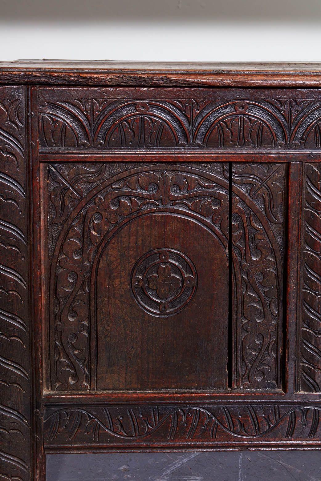 17. Jahrhundert Englisch Zwei Panel Coffer (Handgeschnitzt) im Angebot