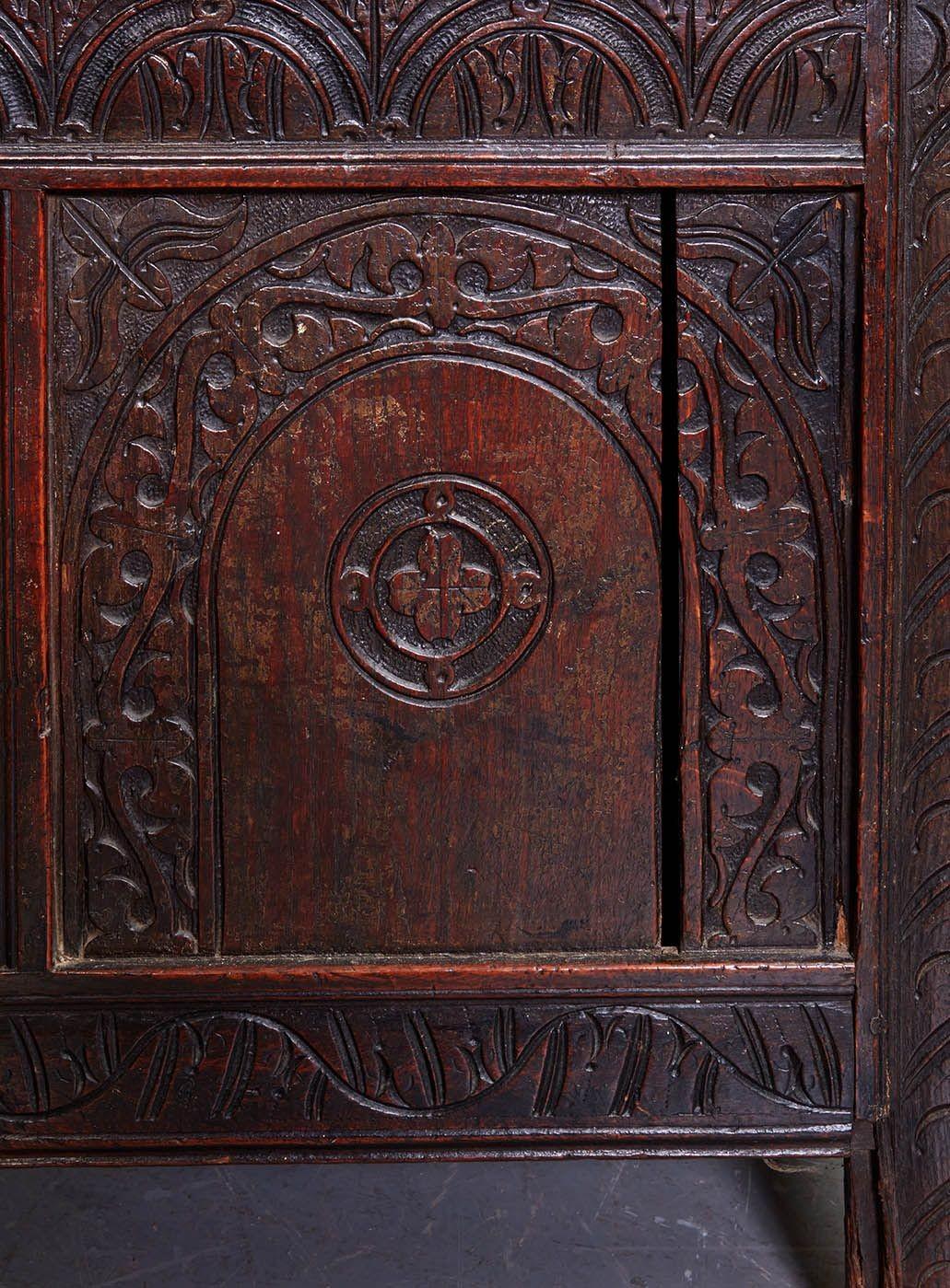 17. Jahrhundert Englisch Zwei Panel Coffer im Zustand „Gut“ im Angebot in Greenwich, CT