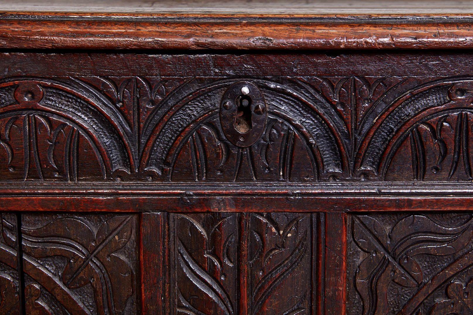 17. Jahrhundert Englisch Zwei Panel Coffer im Angebot 3