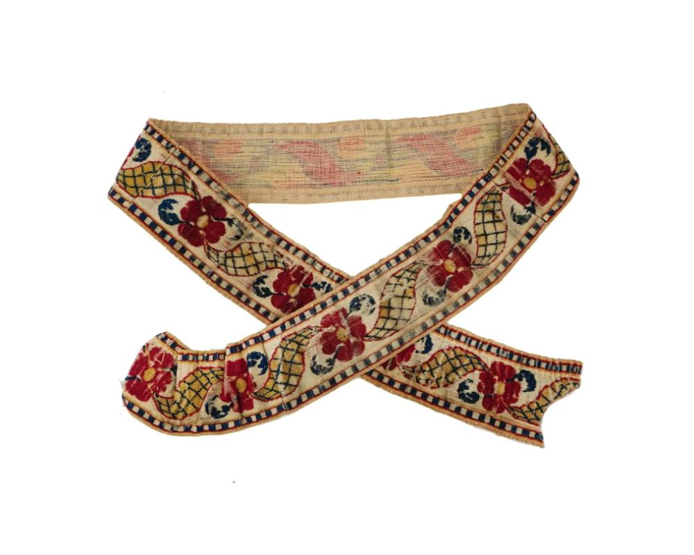 Ruban ou fragment de textile en coton ancien brodé à la main. Le textile est orné de motifs floraux et réticulés brodés à la main. Circa : fin du 17e siècle. Textiles européens anciens, couvertures en tapisserie brodée, tentures murales, décoration