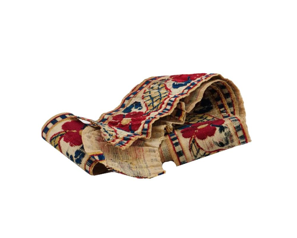 XVIIIe siècle et antérieur Fragment de textile brodé européen du 17e siècle en vente