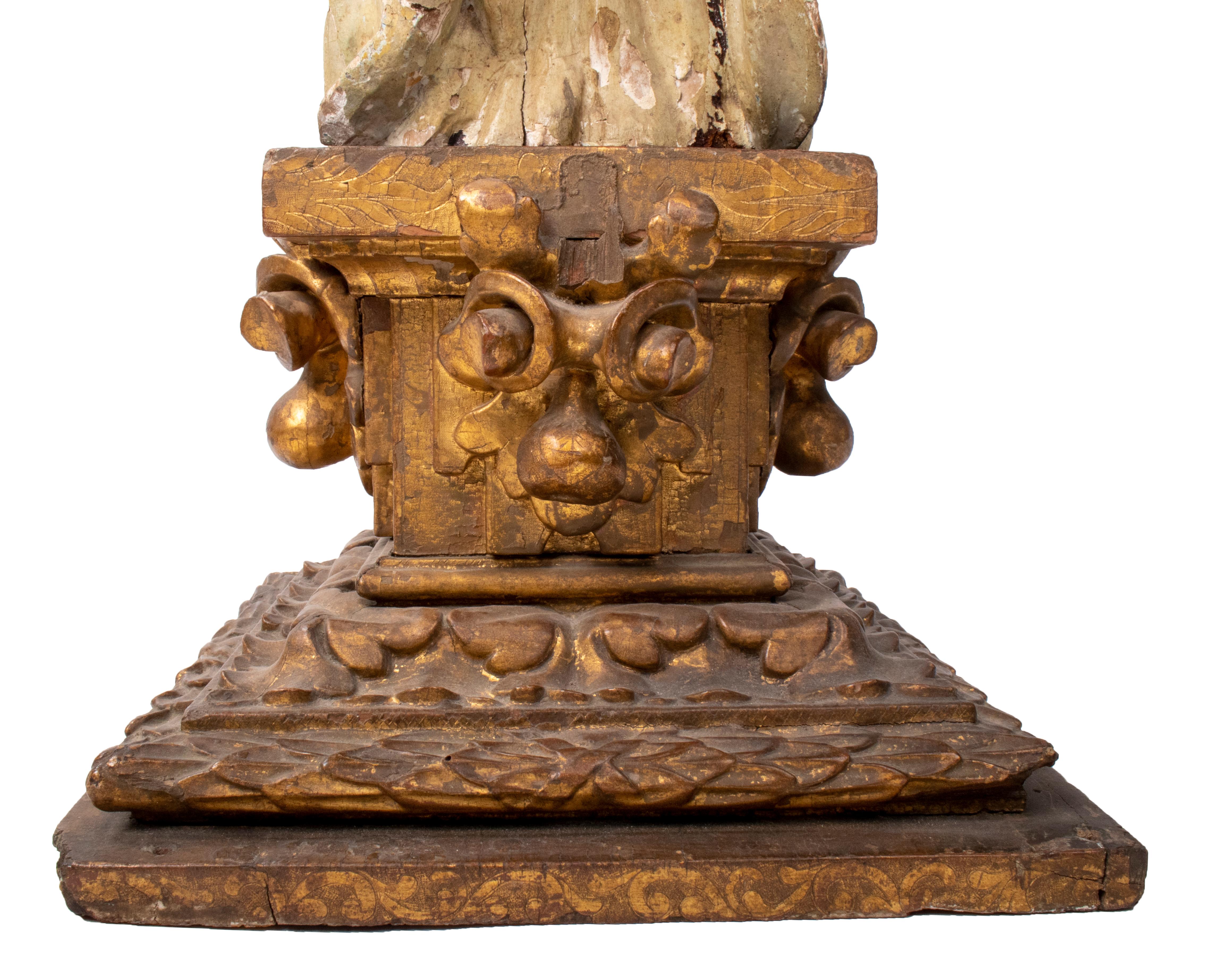 Foglia d’oro Scultura in legno di Giustitia del XVII secolo in piedi su piedistallo dorato in vendita