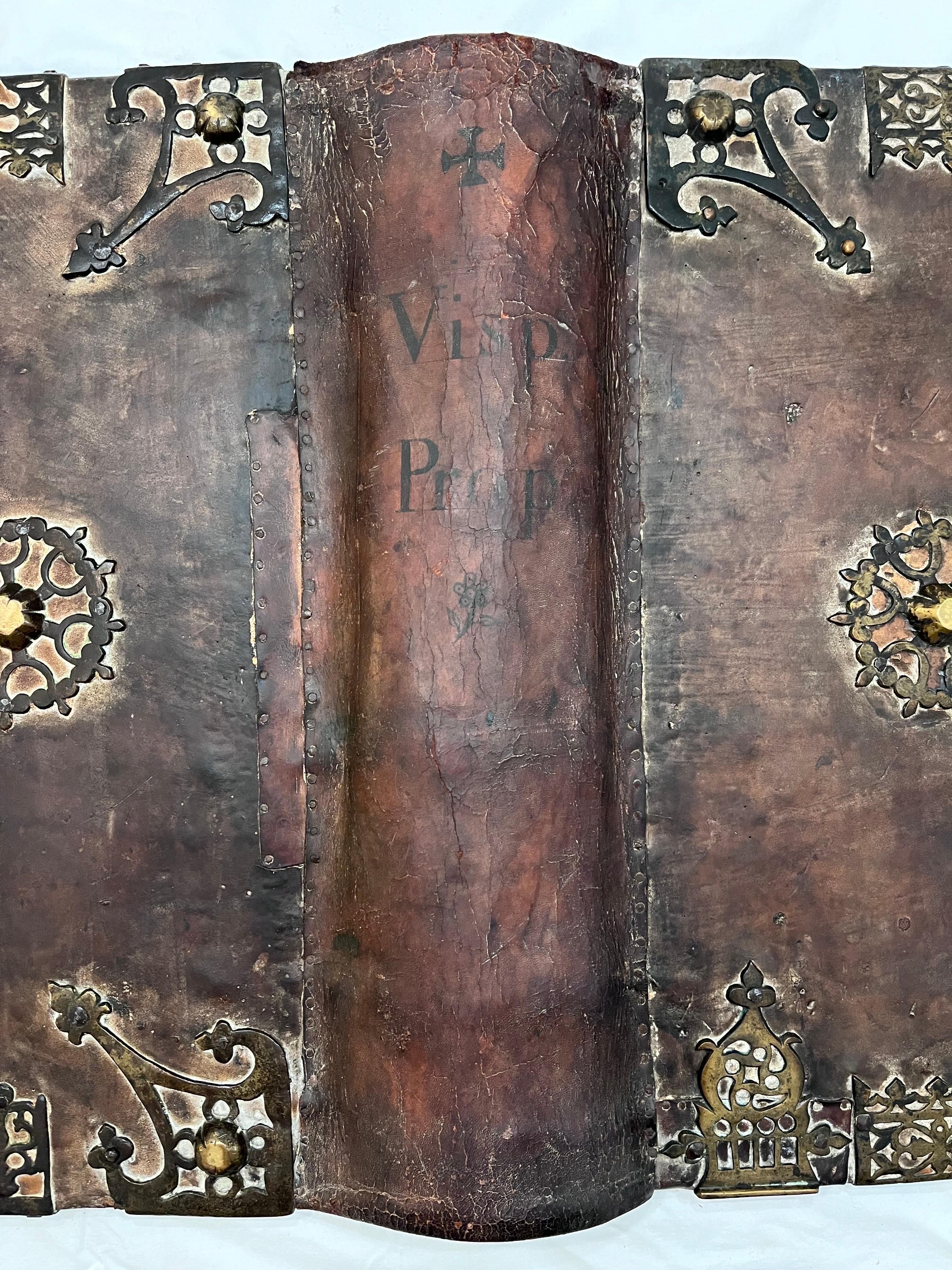 Ein antiker Bucheinband aus Tierhaut oder Vellum mit Messing- oder möglicherweise Bronzebeschlägen (manchmal auch Möbelstücke genannt) von monumentalem Ausmaß. Das Werk misst fast einen Meter in der Höhe! Eine Seite ist noch vorhanden, die