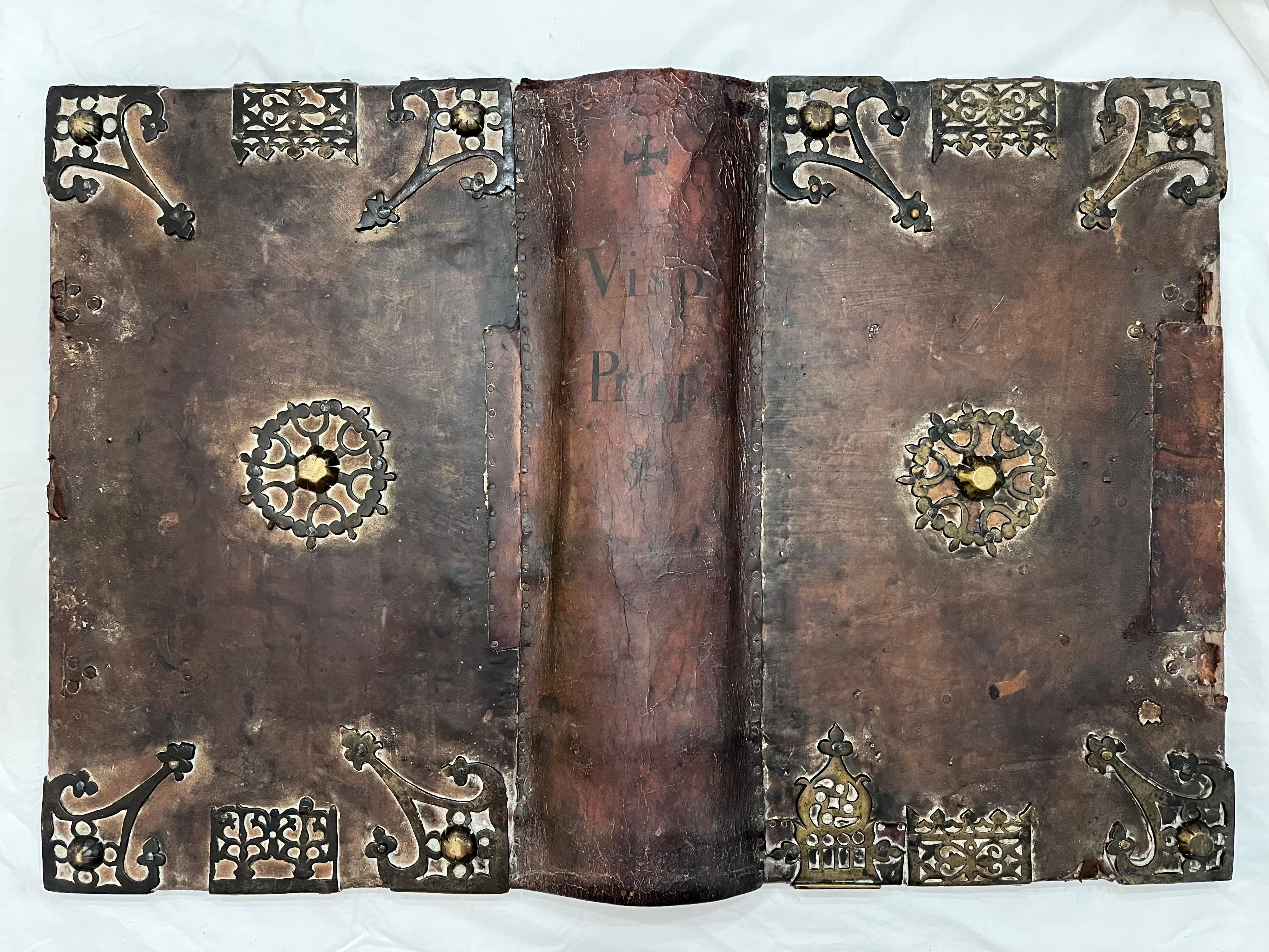 Gothique Montures de reliure de livres religieux européens du 17ème siècle en laiton Vellum Monumental Size en vente
