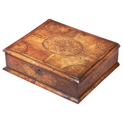 Caja de encaje de marquetería de algas y nogal figurado del siglo XVII