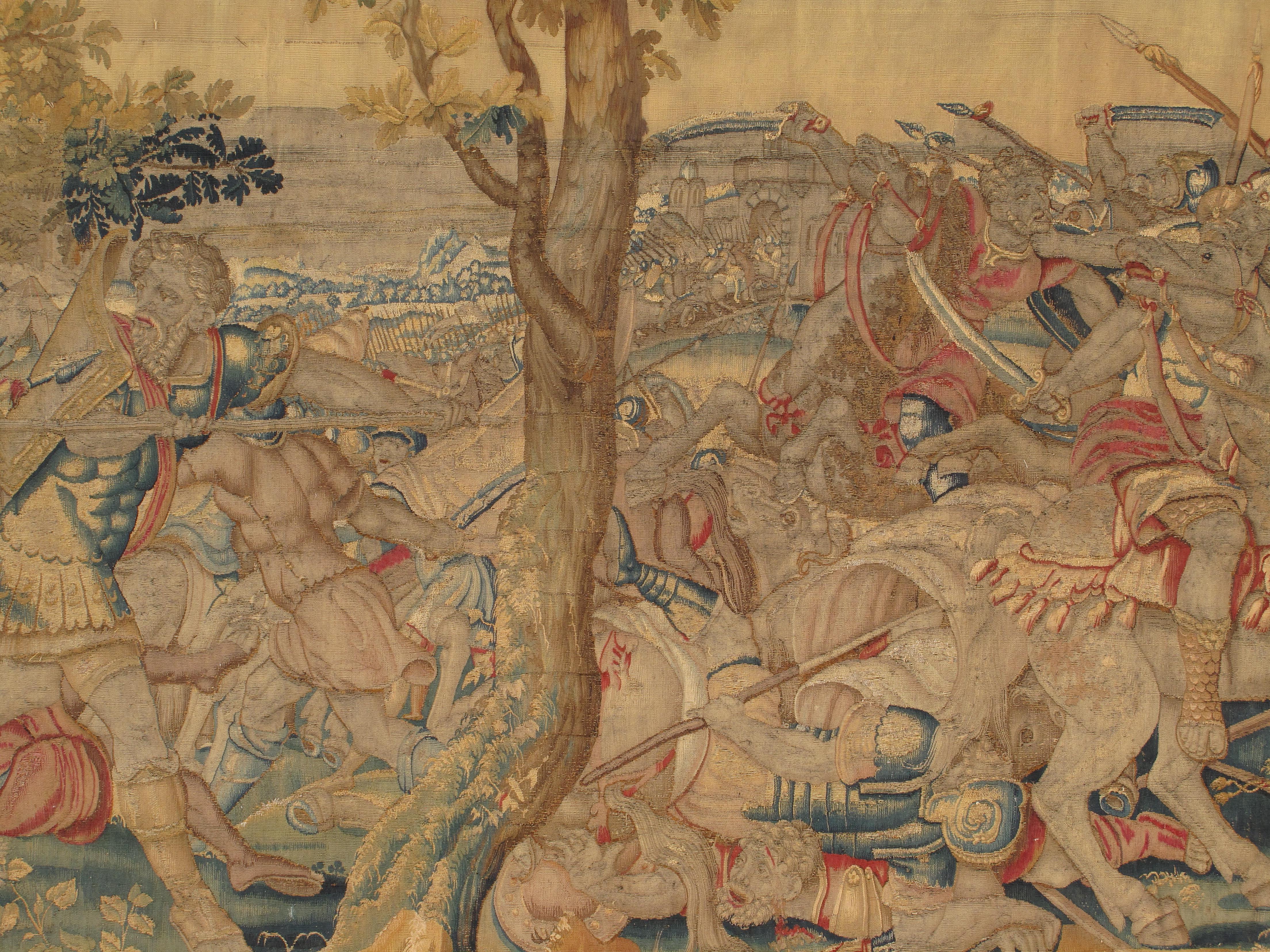 Tapisserie bruxelloise du 17ème siècle, laine de soie, vert, bleu, rouge, scène de bataille en vente 4