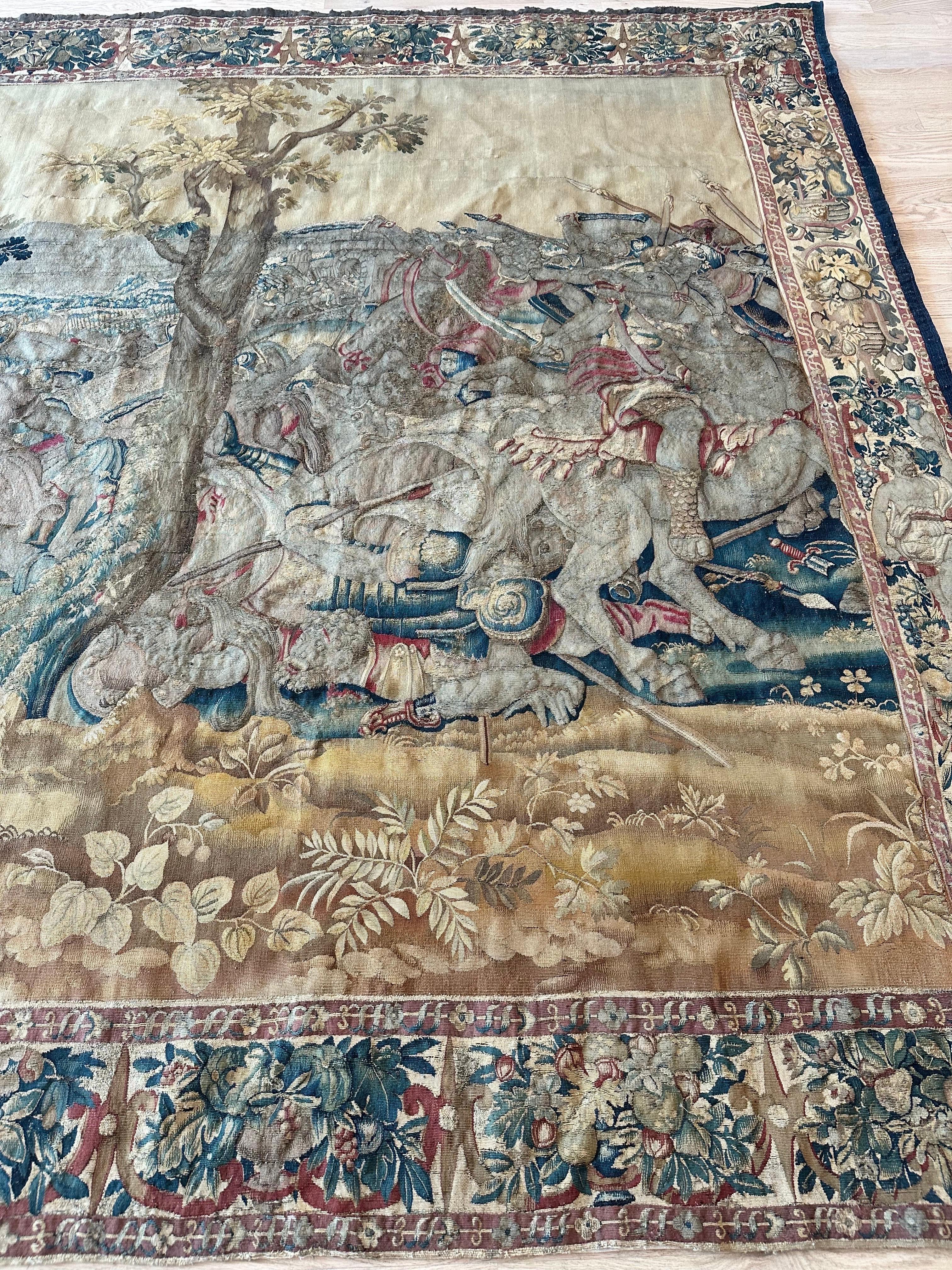 Tapisserie bruxelloise du 17ème siècle, laine de soie, vert, bleu, rouge, scène de bataille en vente 9