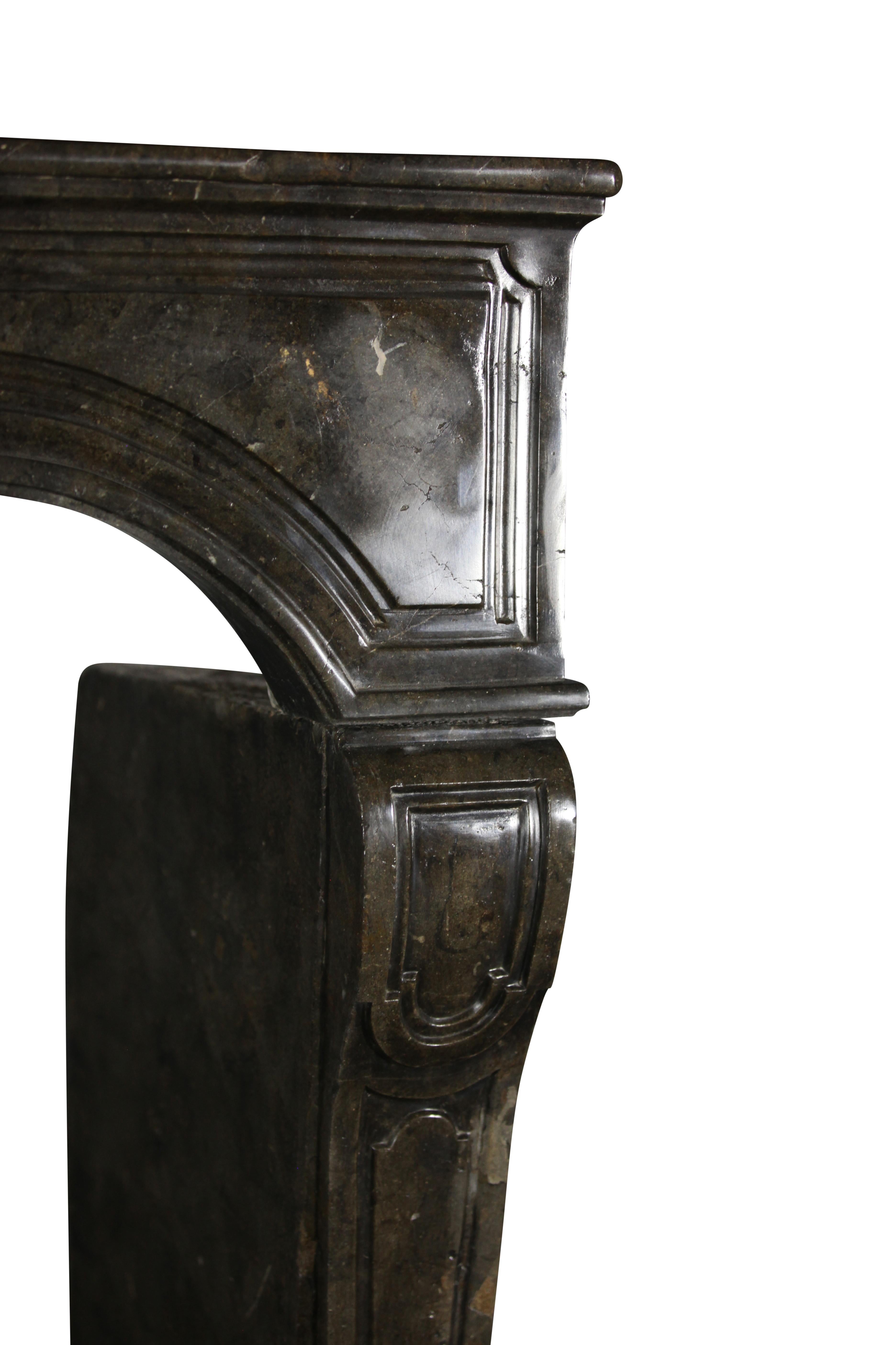 17th Century Fine European Antique Fireplace Surround In Excellent Condition For Sale In Beervelde, BE