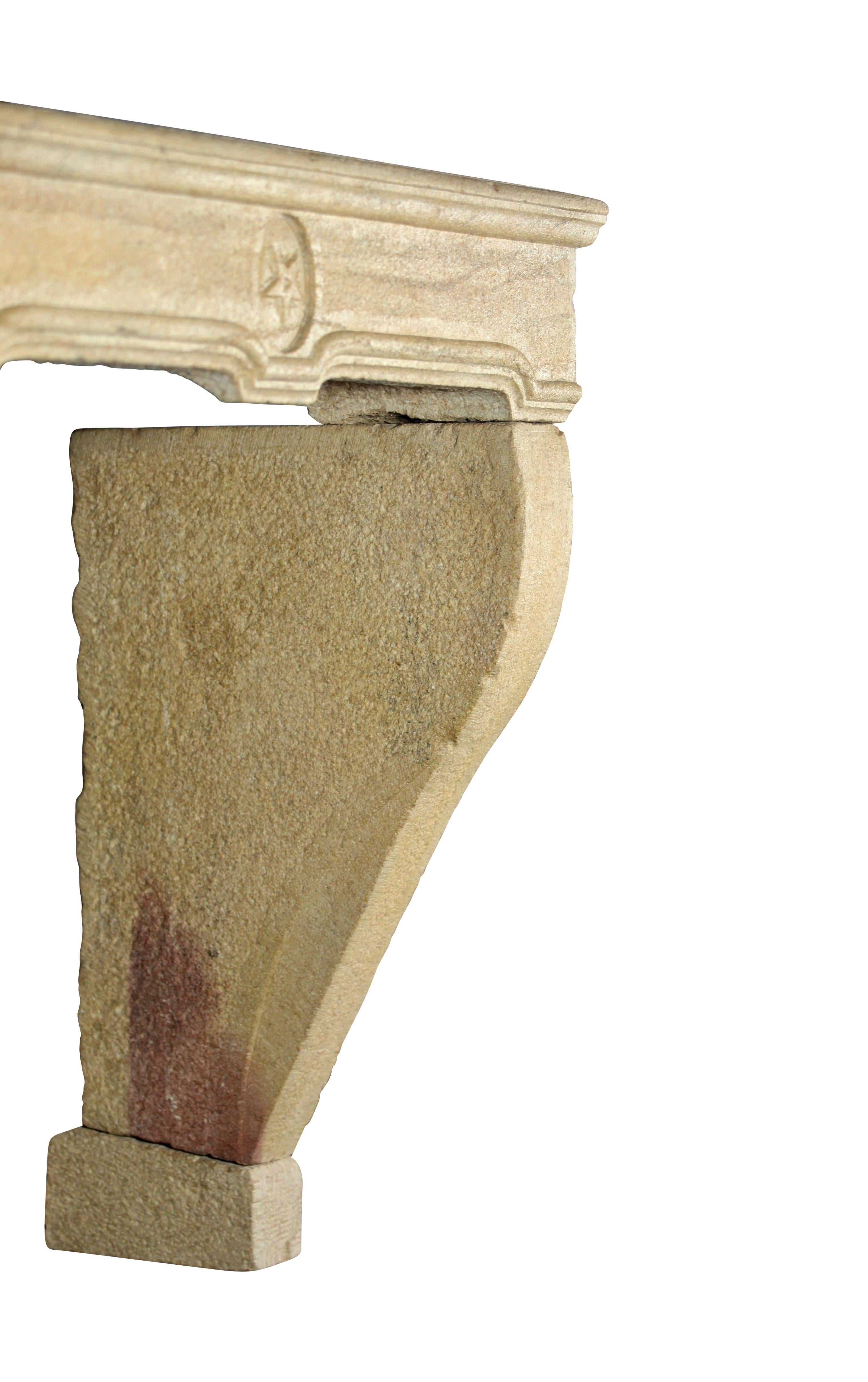 Feine europäische rustikale Kaminsims aus Kalkstein aus dem 17. Jahrhundert im Angebot 3
