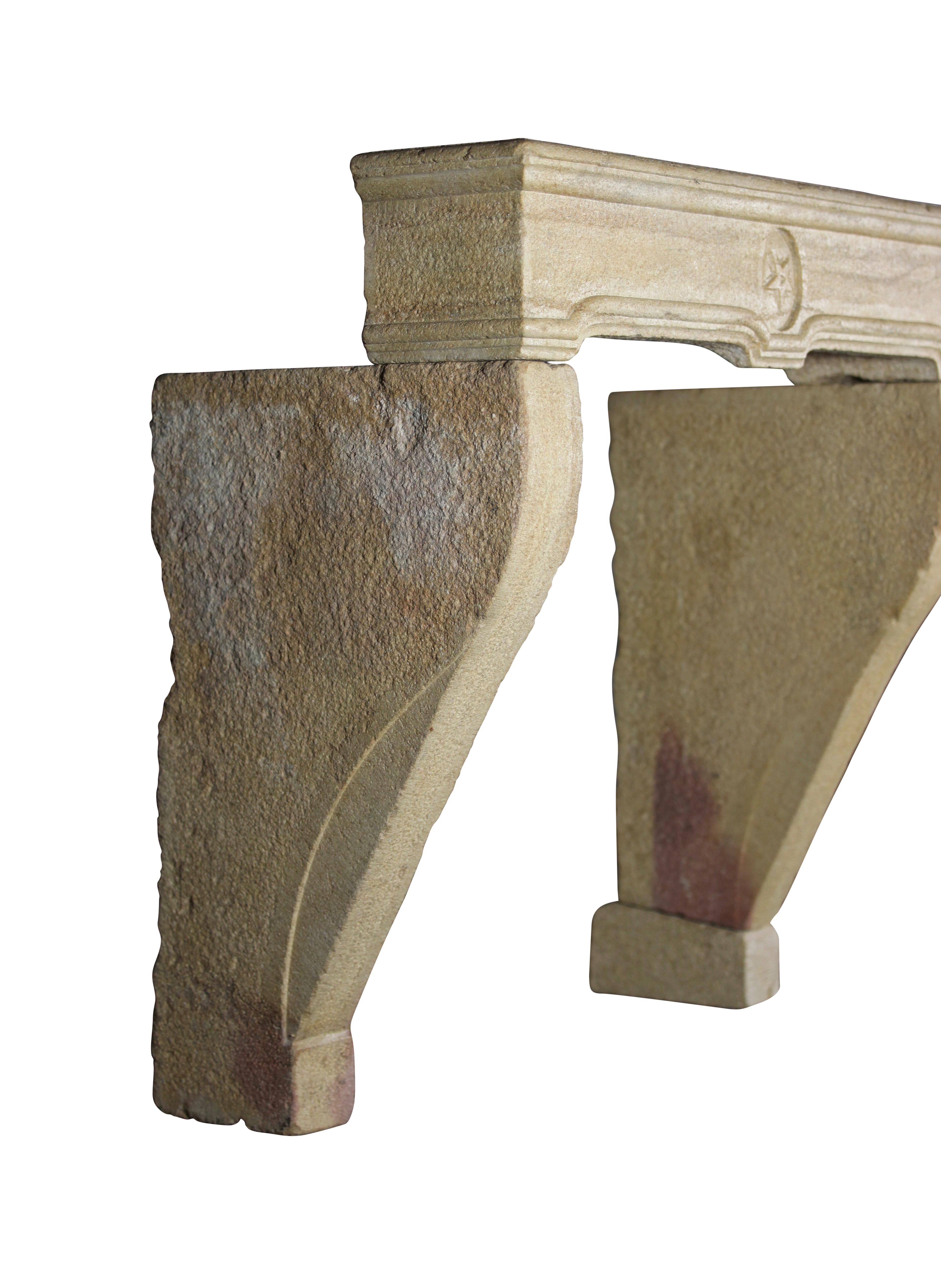 Feine europäische rustikale Kaminsims aus Kalkstein aus dem 17. Jahrhundert im Angebot 4