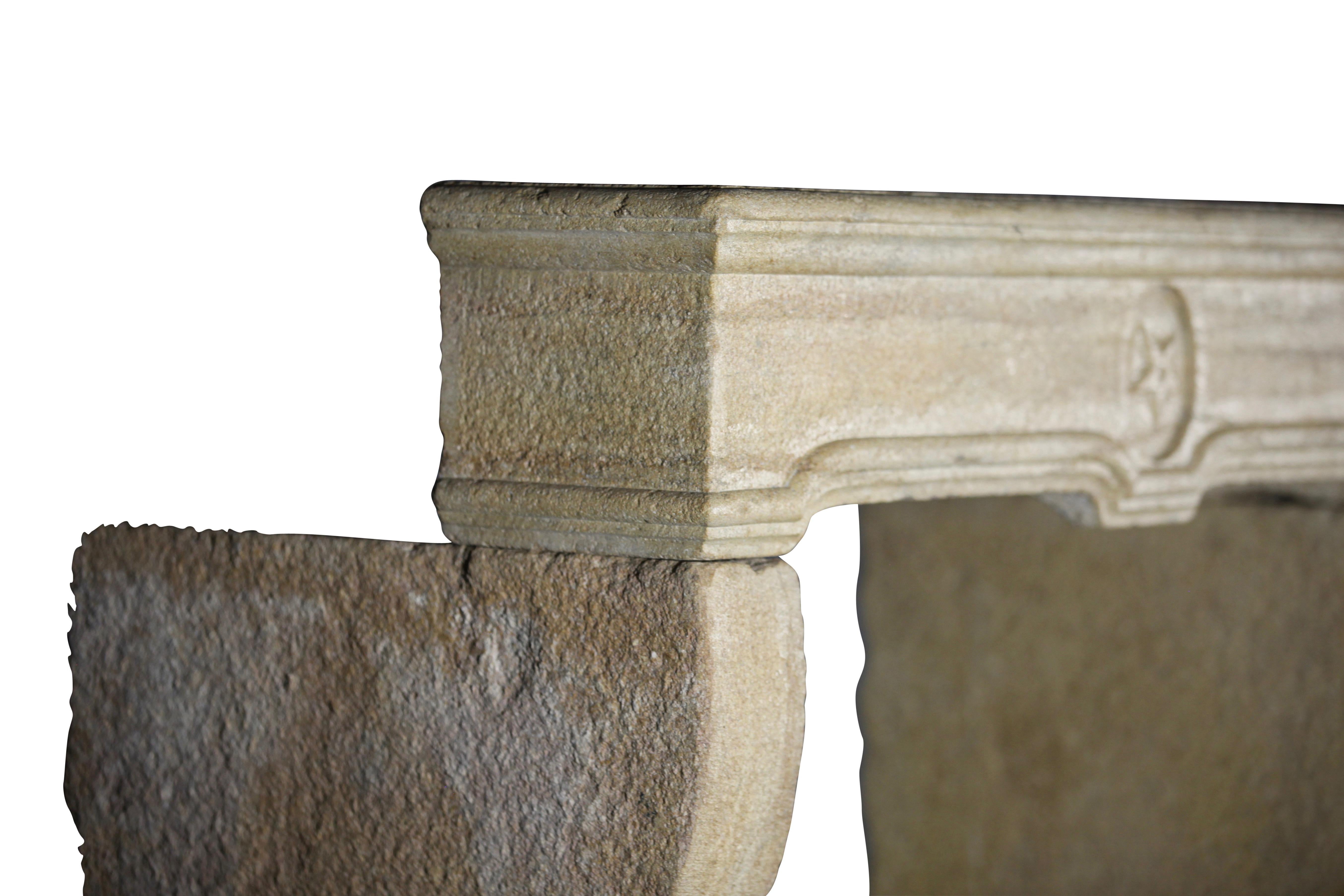 Feine europäische rustikale Kaminsims aus Kalkstein aus dem 17. Jahrhundert im Angebot 6